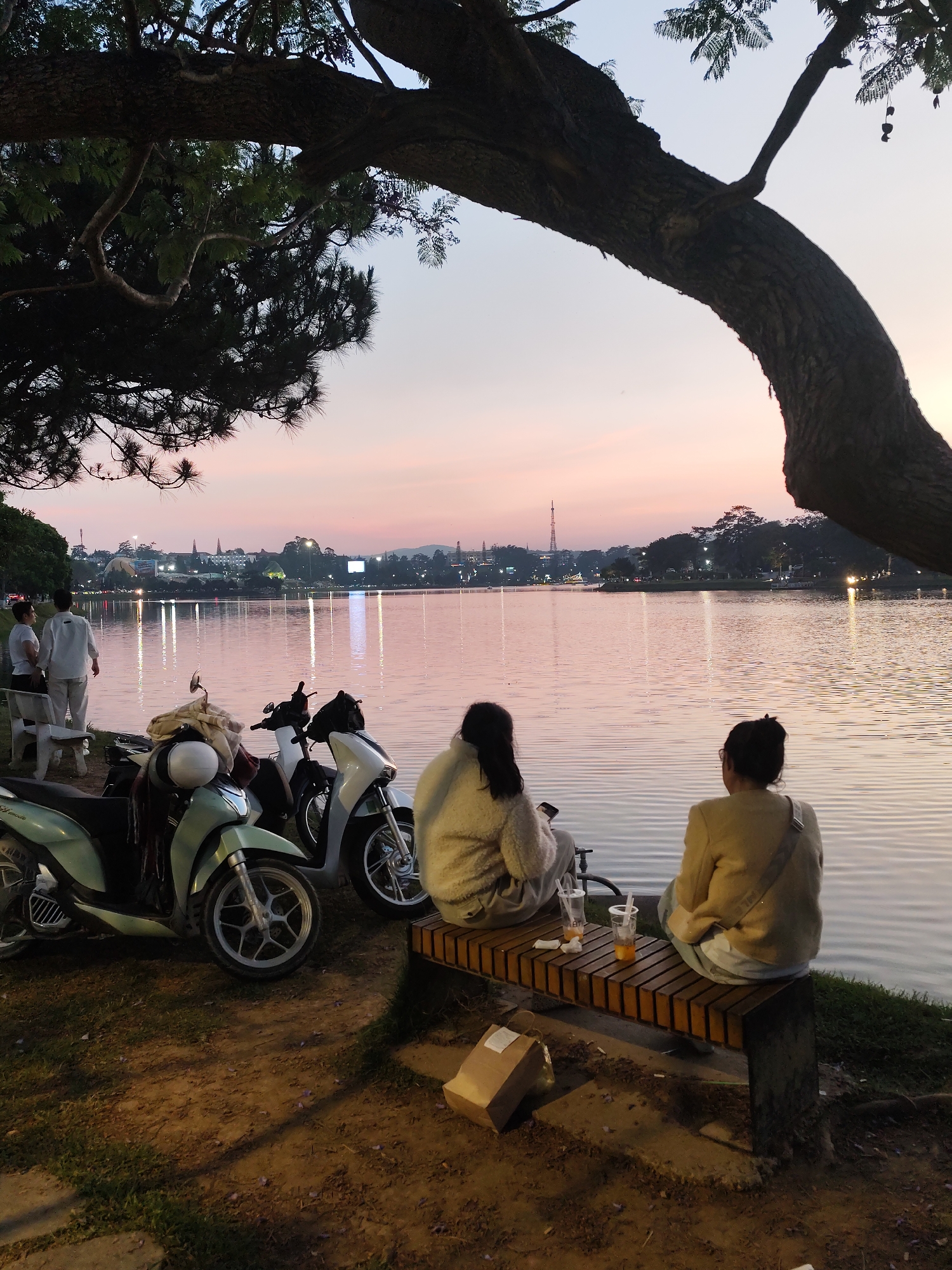 Evening lakeside activities captured at Xuan Huong Lake, Da Lat