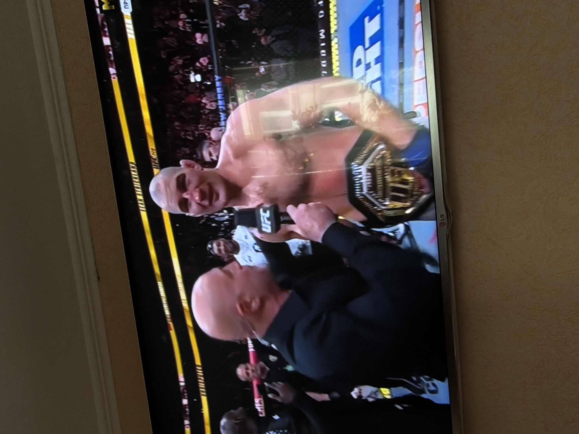 Resident watches UFC Chimaev-Strickland fight on television in Russia