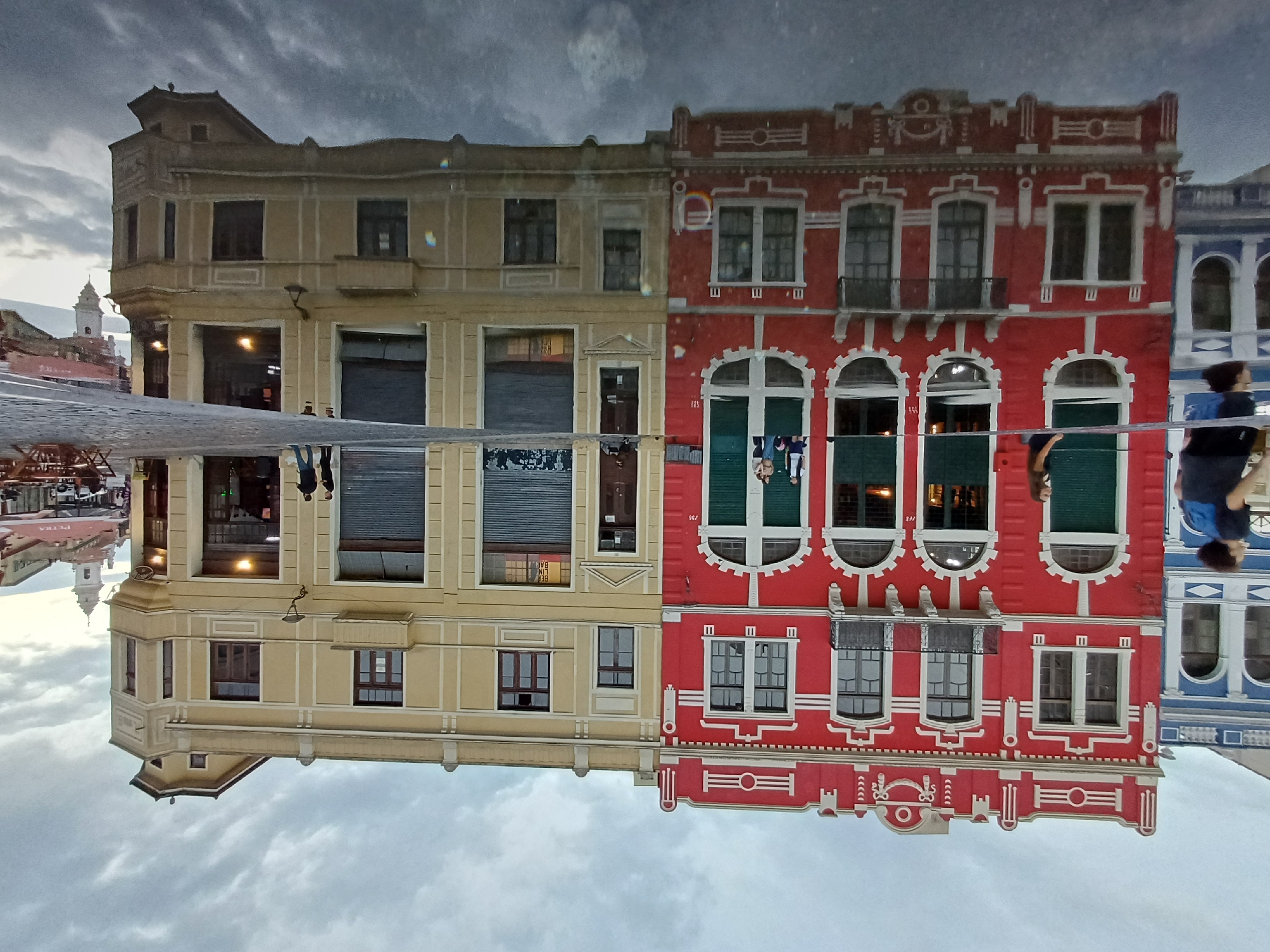 Evening photography walk documents historic Curitiba streets and establishments