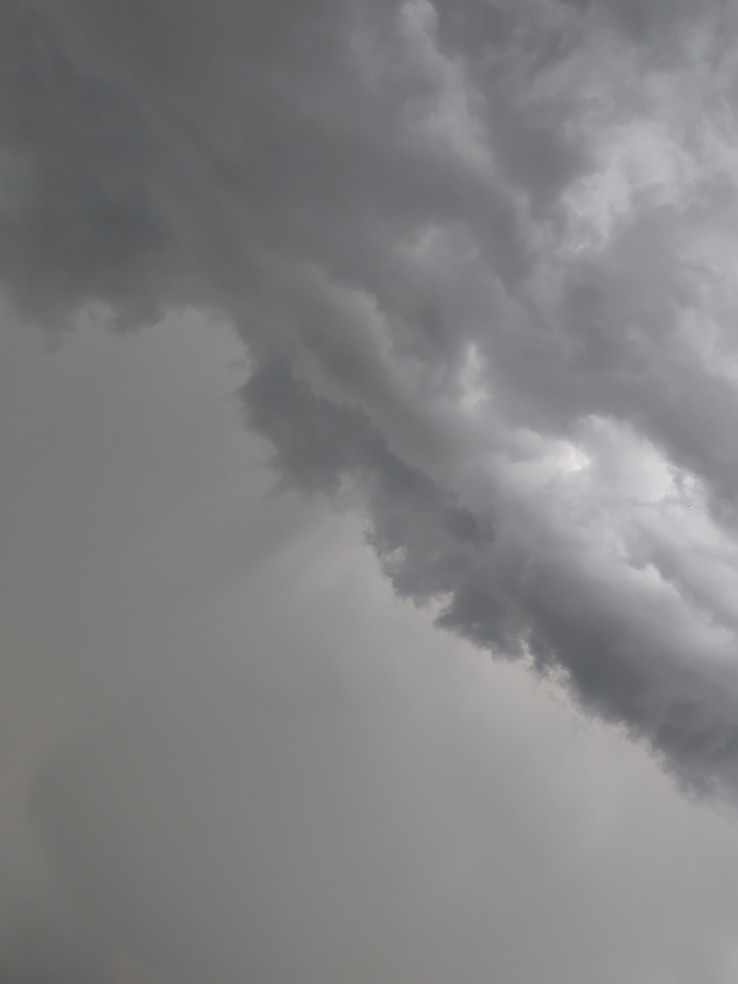 Storm front moves over Podgorica under heavy skies