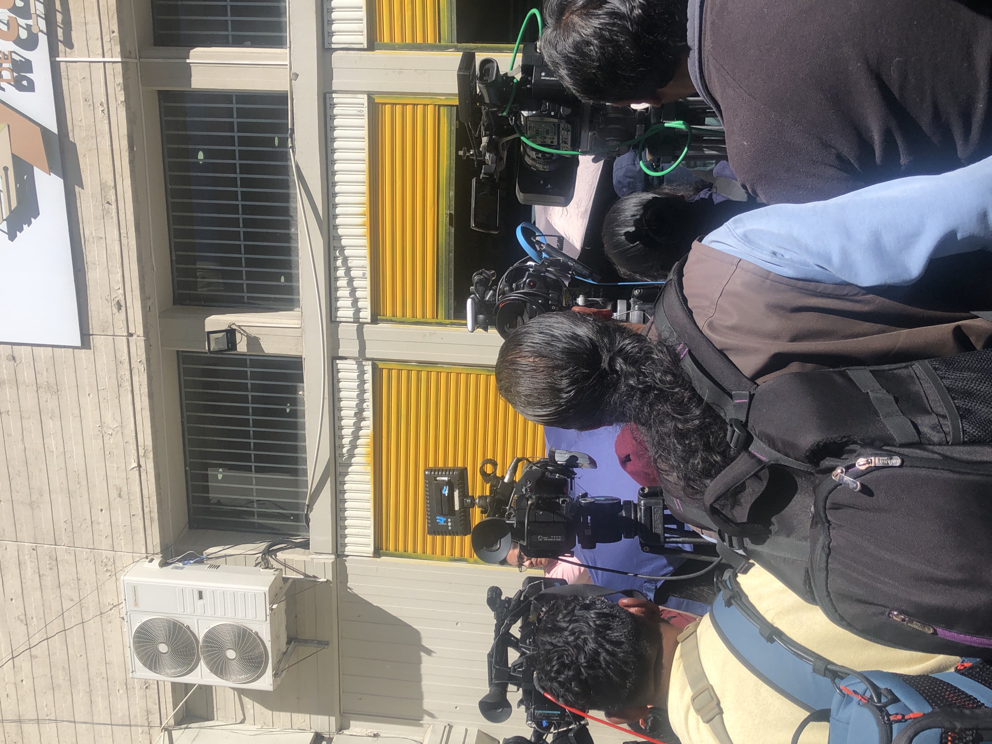 Media, police gather at union building in La Paz