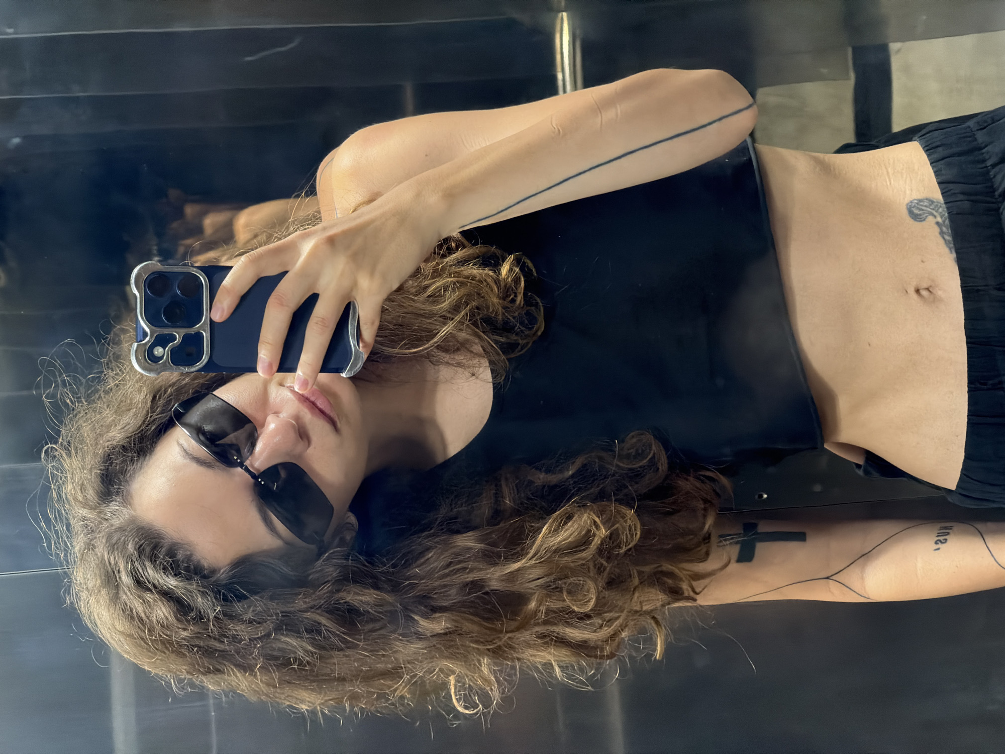 Woman takes elevator selfies while carrying packages in Đà Nẵng