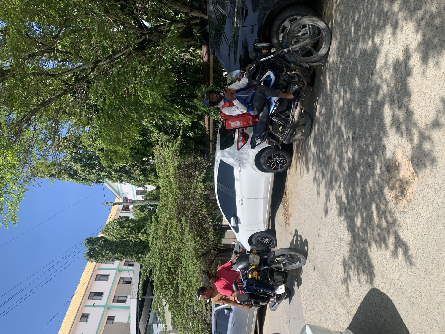 Sunny morning street scenes documented across Dar es Salaam