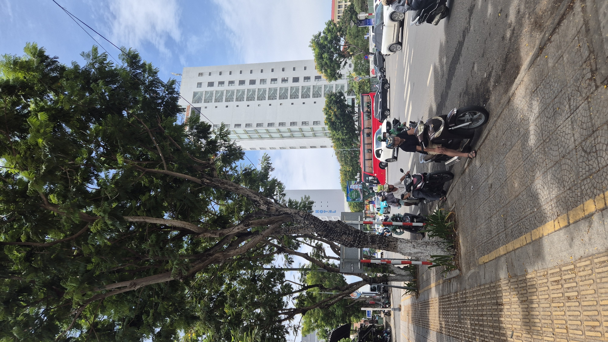 Early morning documentation of Đà Nẵng streets and businesses