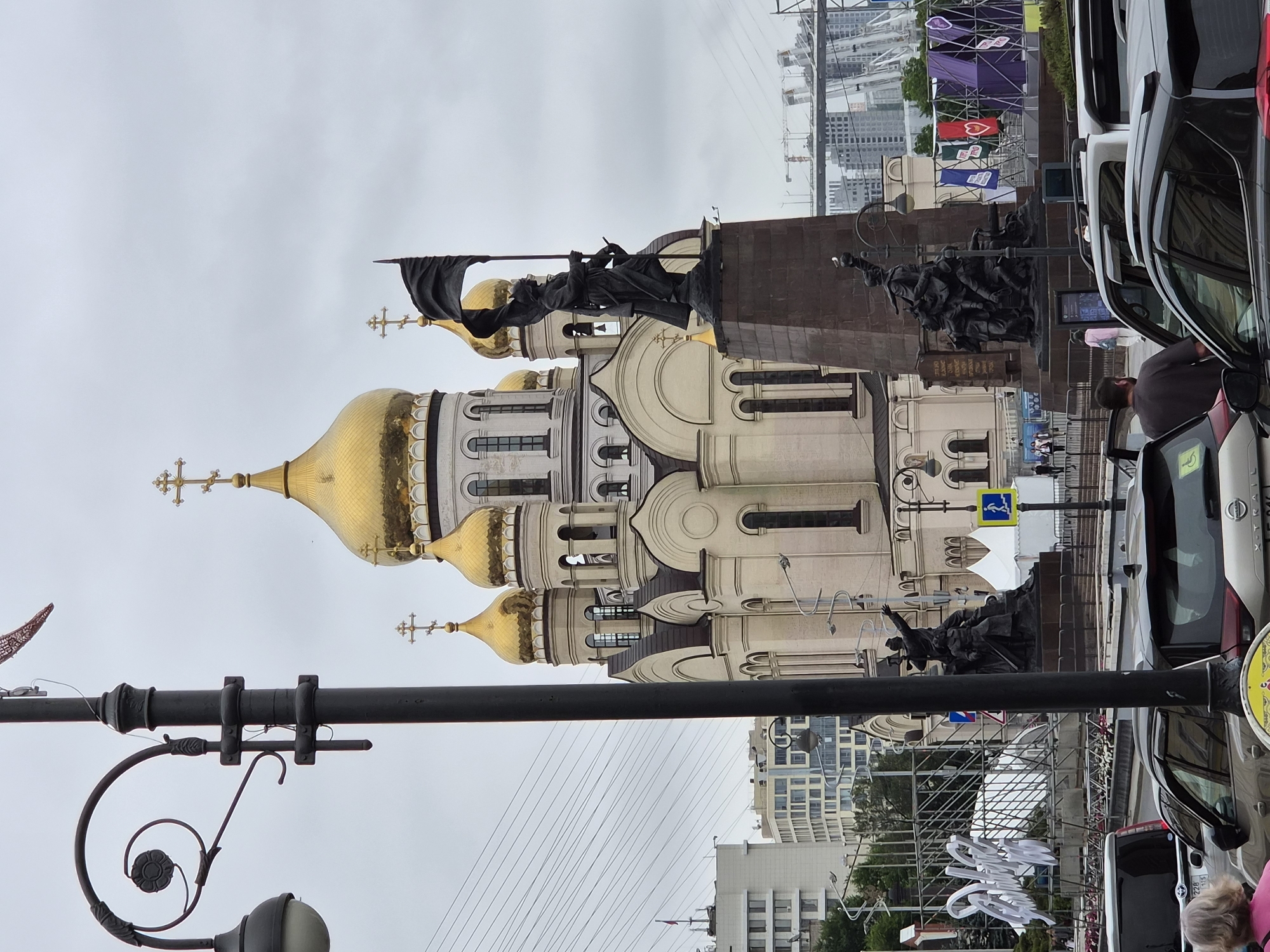 Svetlanskaya Street in full swing: flowers, traffic, and architecture