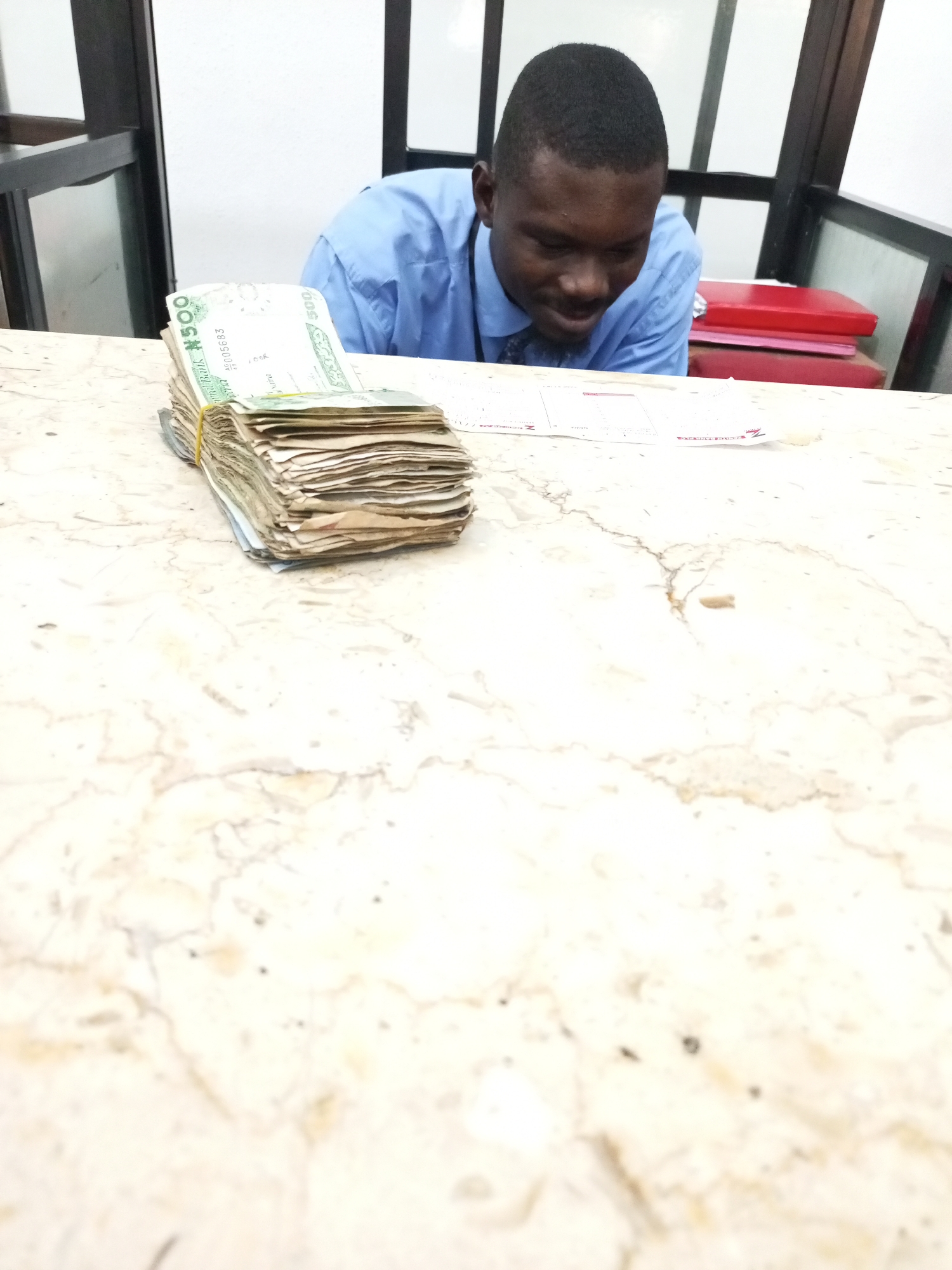 Bank staff process large cash amounts in Nigeria