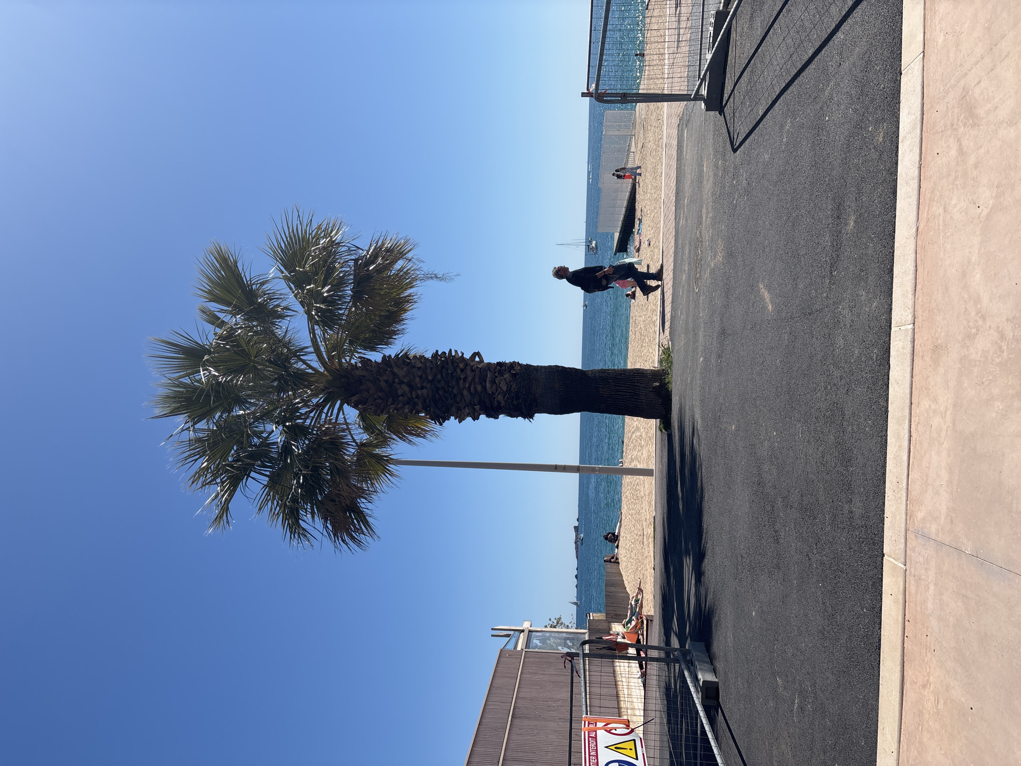Witness captures everyday coastal scenes in Fréjus, France