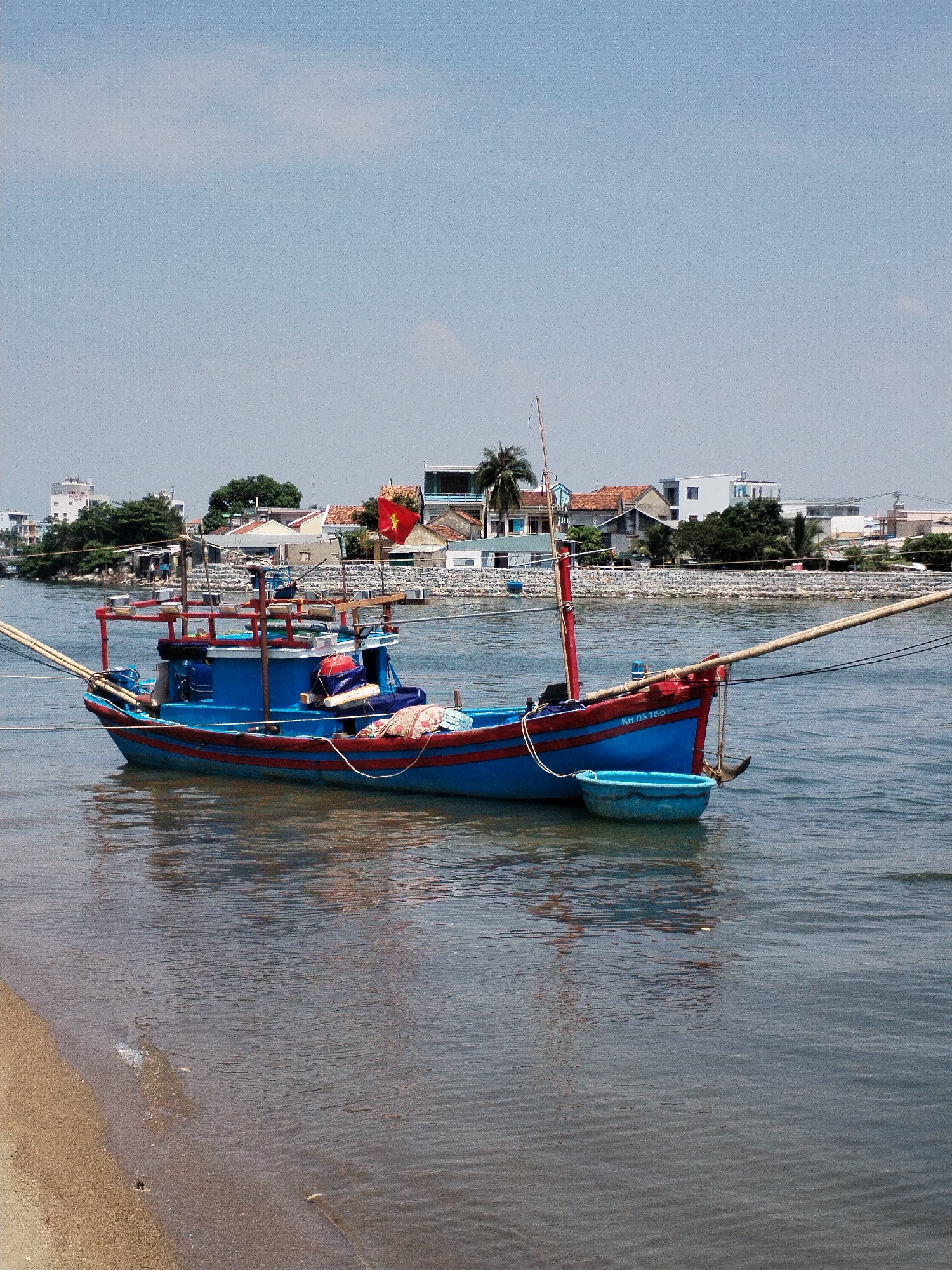 Dawn observations capture coastal life in Nha Trang Ward