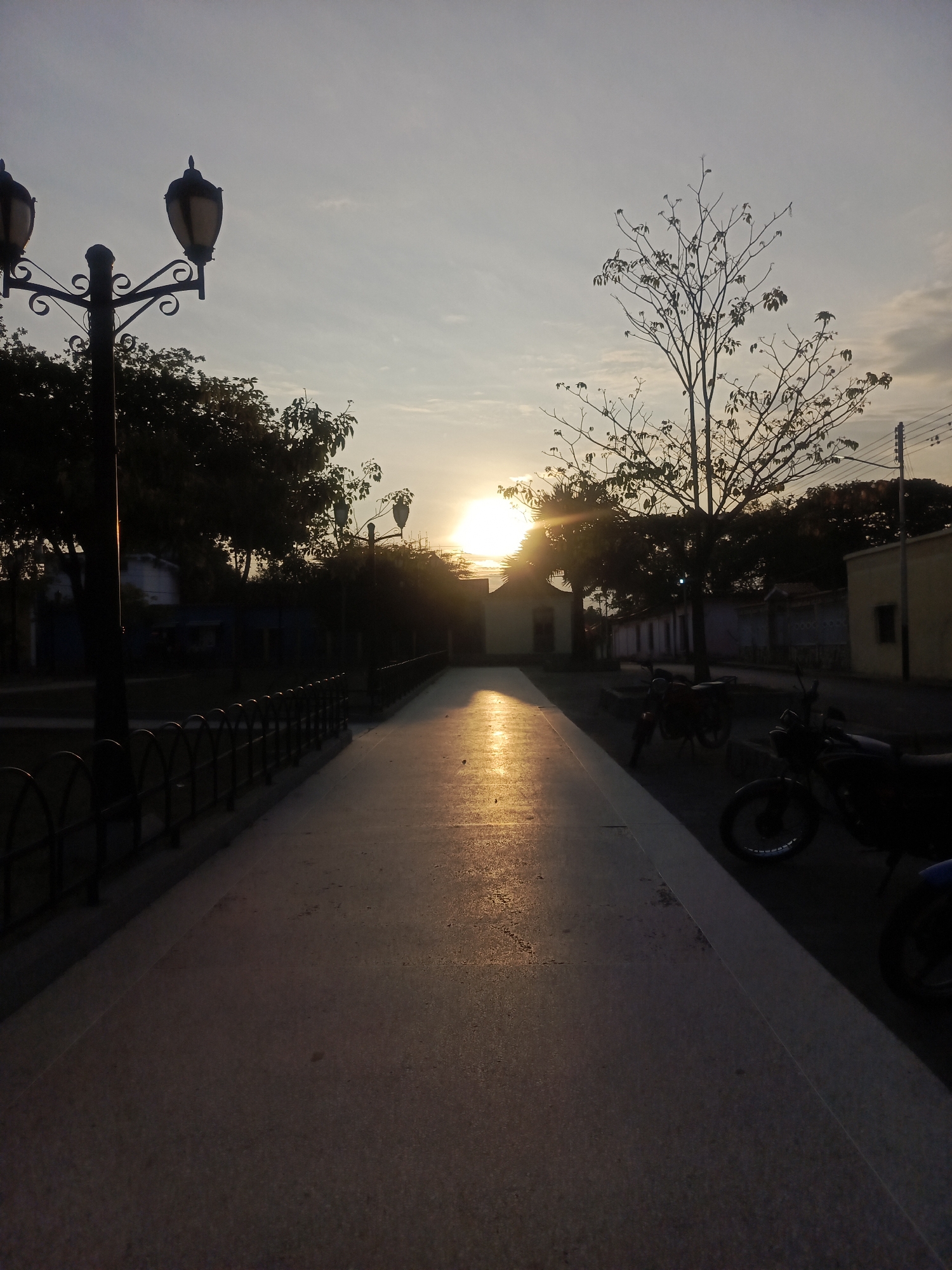 Evening street scenes and telecom towers documented in Tinaco