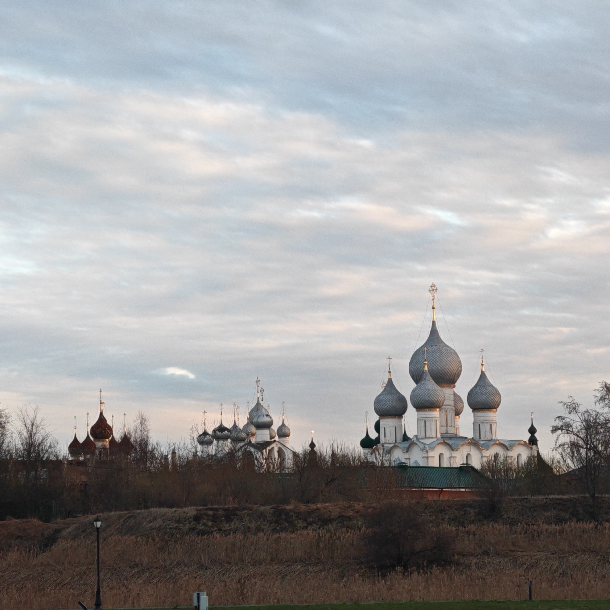 Person documents spring afternoon in Rostov with phone, plant burgers