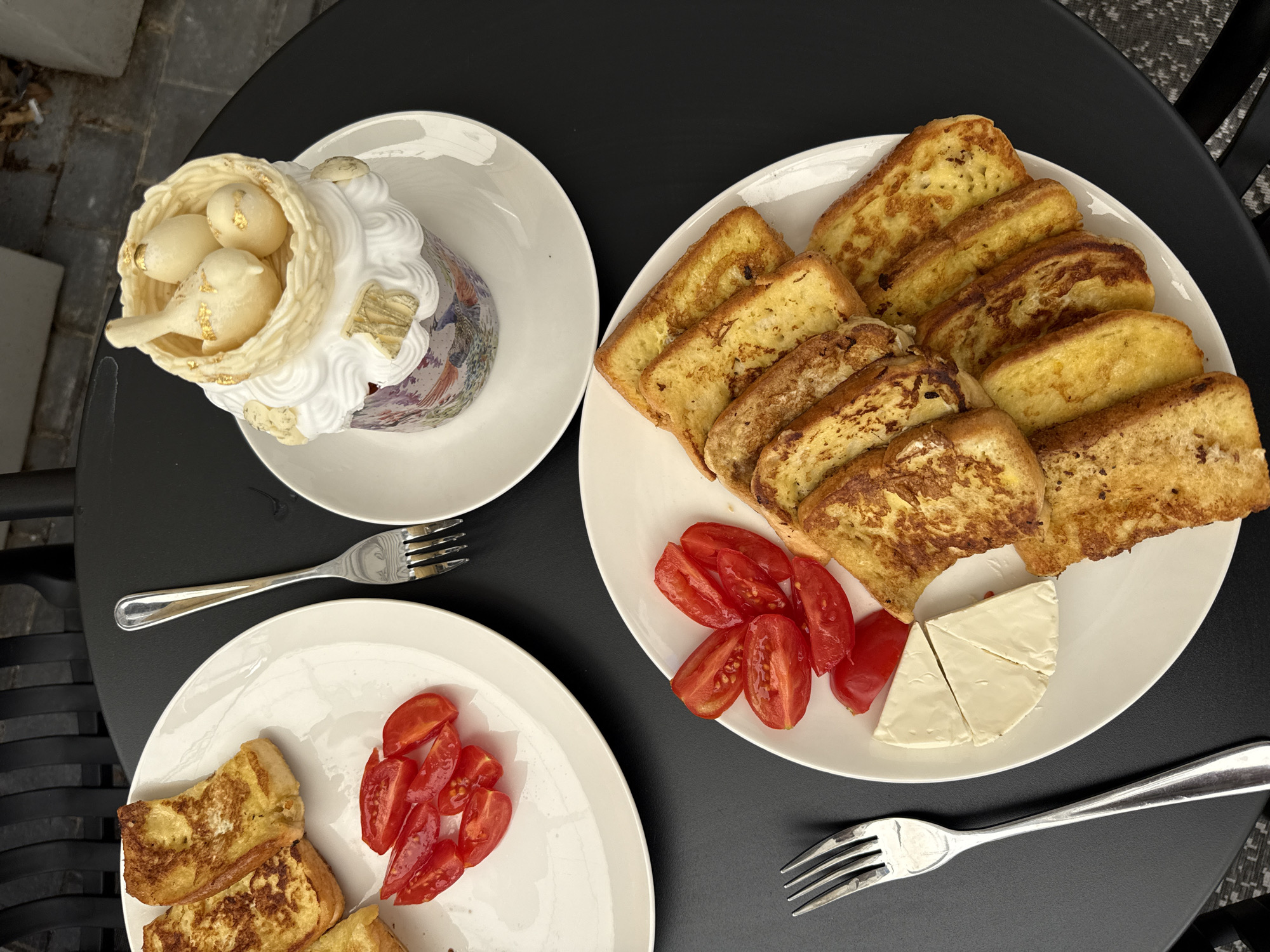 Cape Town diner enjoys elaborate brunch with decorated dessert