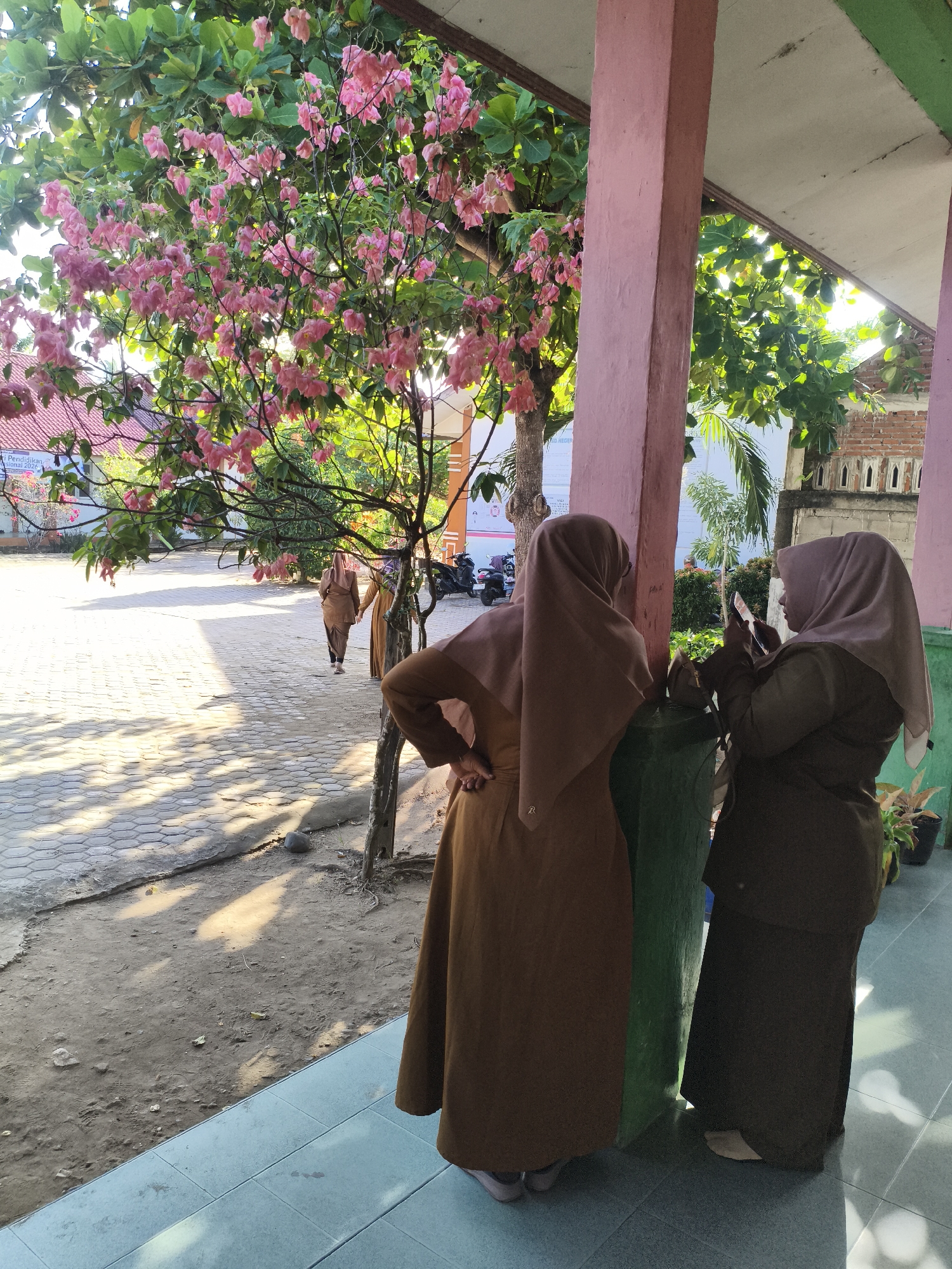 Baratpayaitek, Indonesia