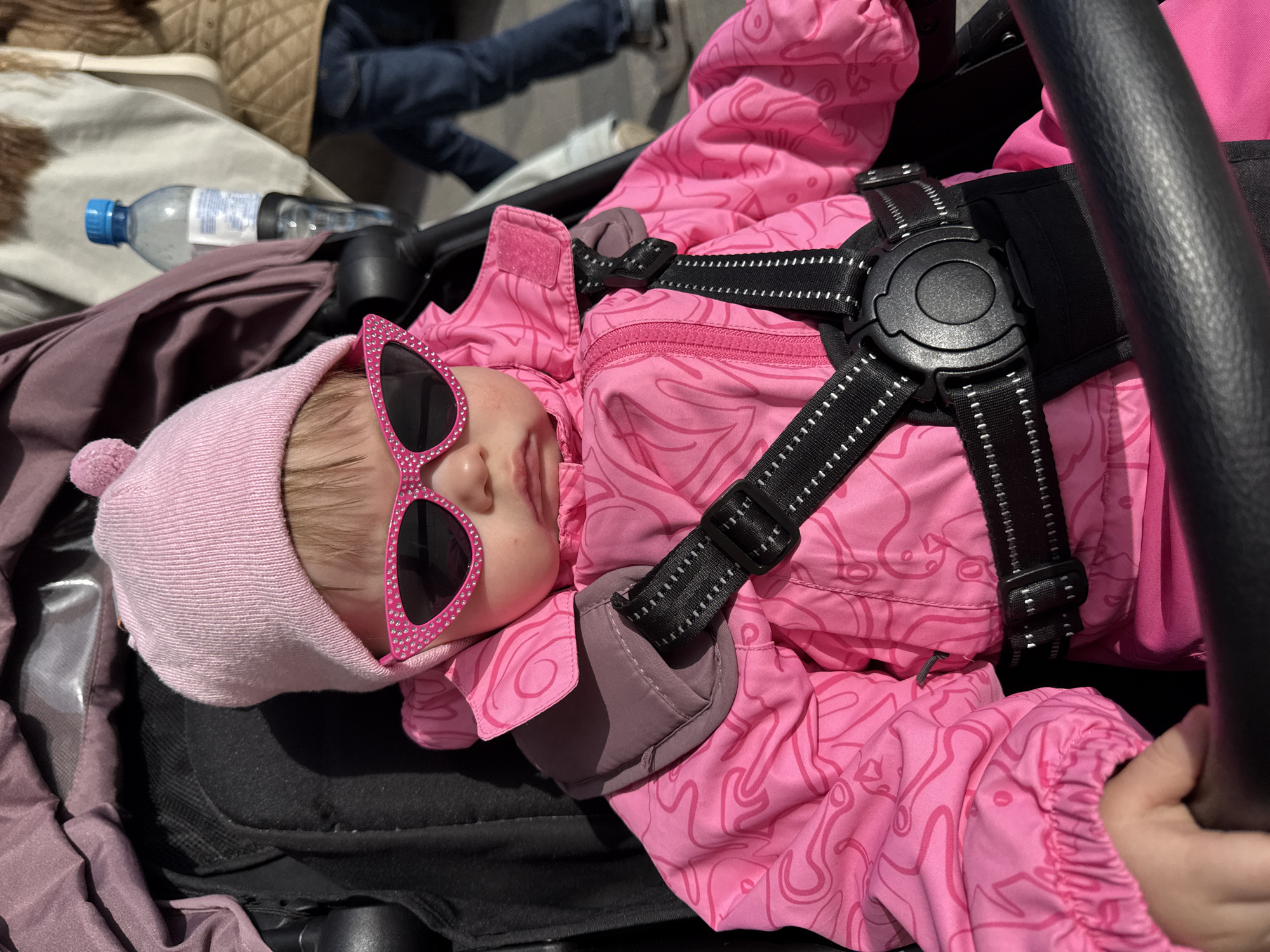Moscow street life documented in 21-minute afternoon walk