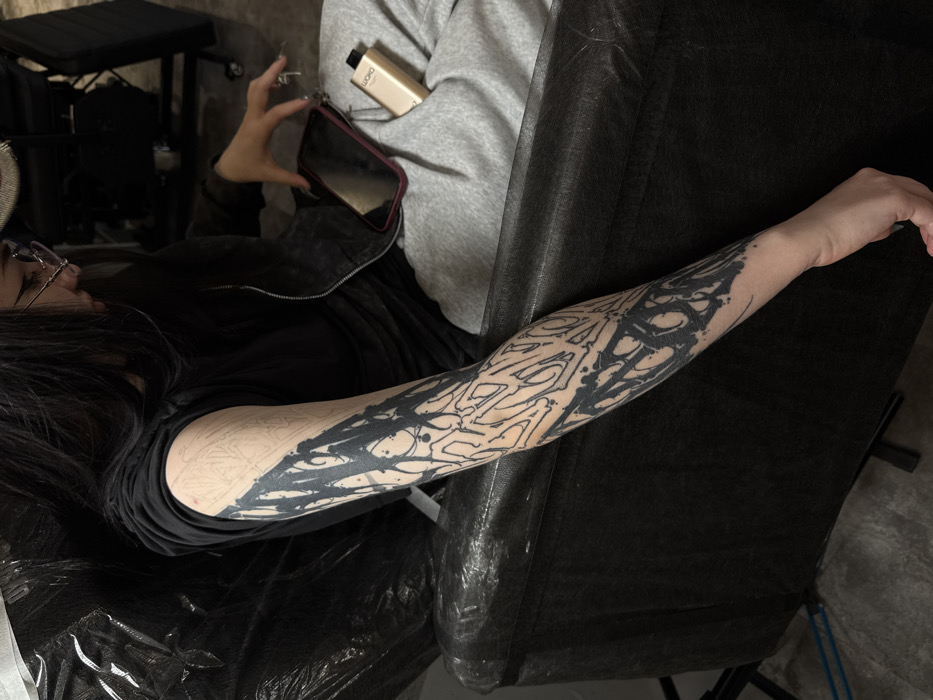 Moscow residents document afternoon activities across tattoo studios, billiards halls