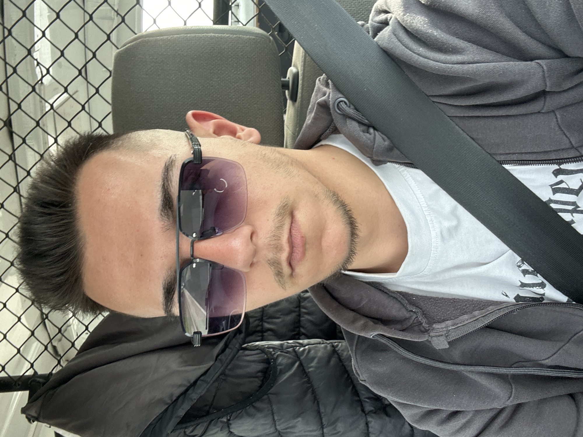 Man in vehicle wearing seatbelt observed in Zlatina
