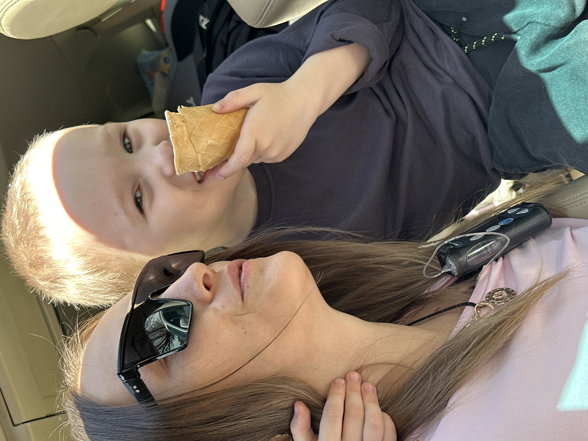 Woman and child spotted with ice cream in Vityazevo