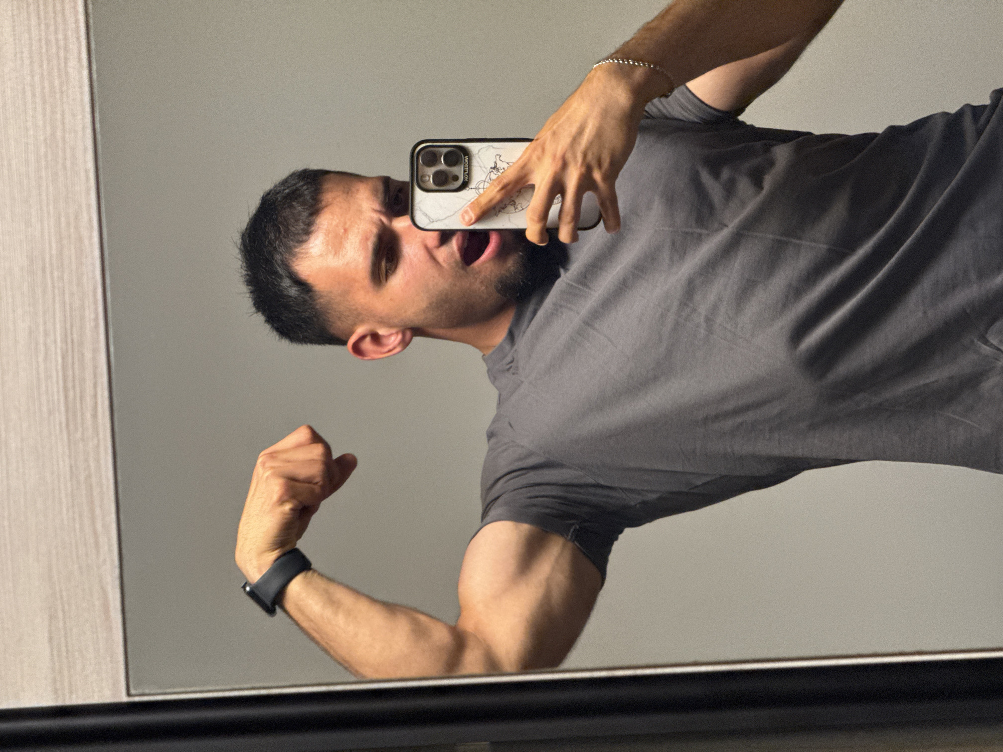 Quick mirror selfie session in a Shumen home