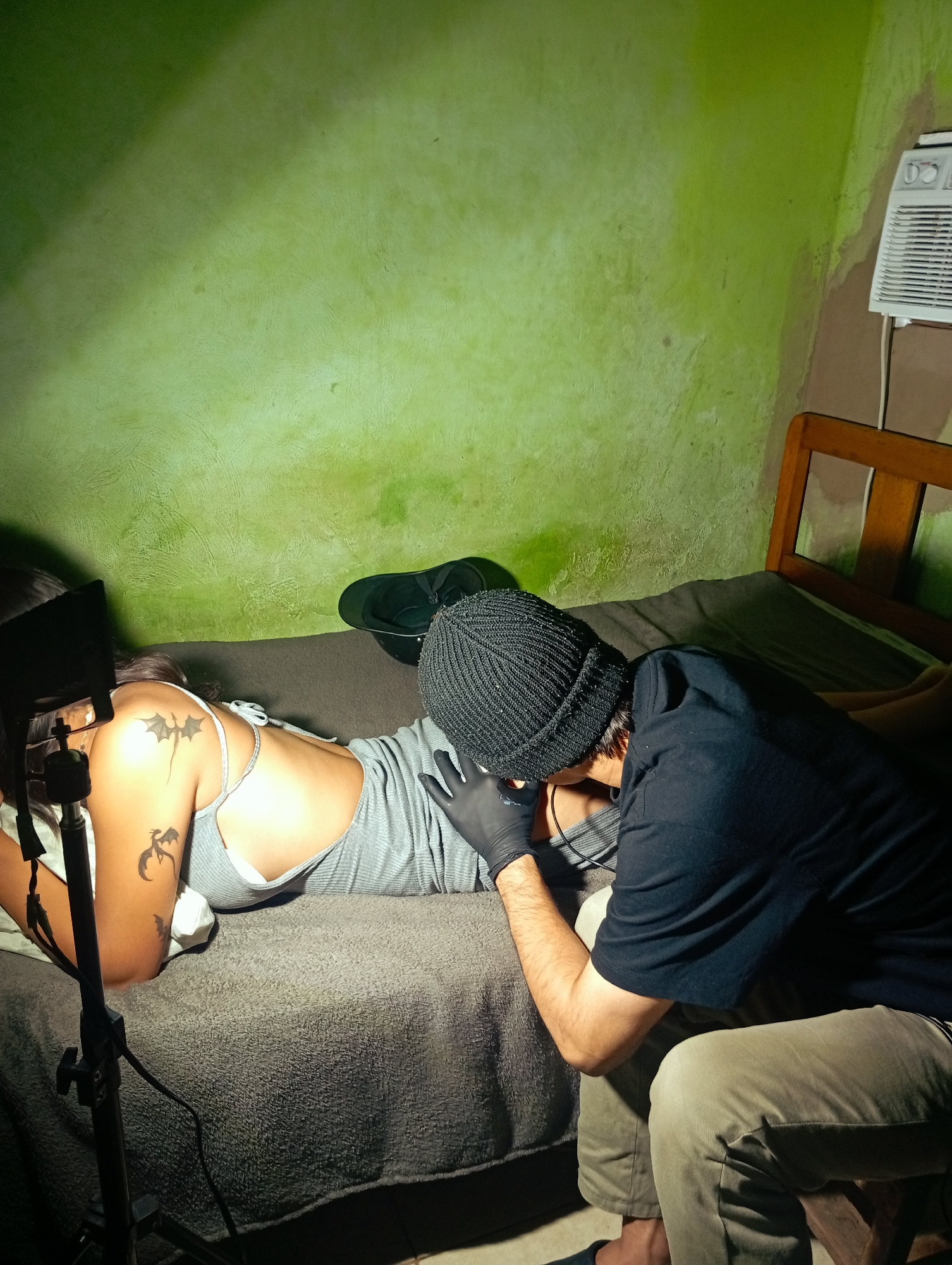 Evening life captured in Altagracia: tattoos, phones, quiet moments