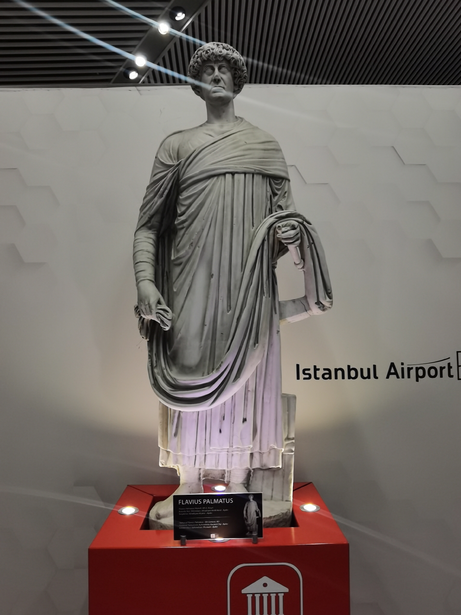 Traveler documents afternoon journey through Istanbul Airport terminal