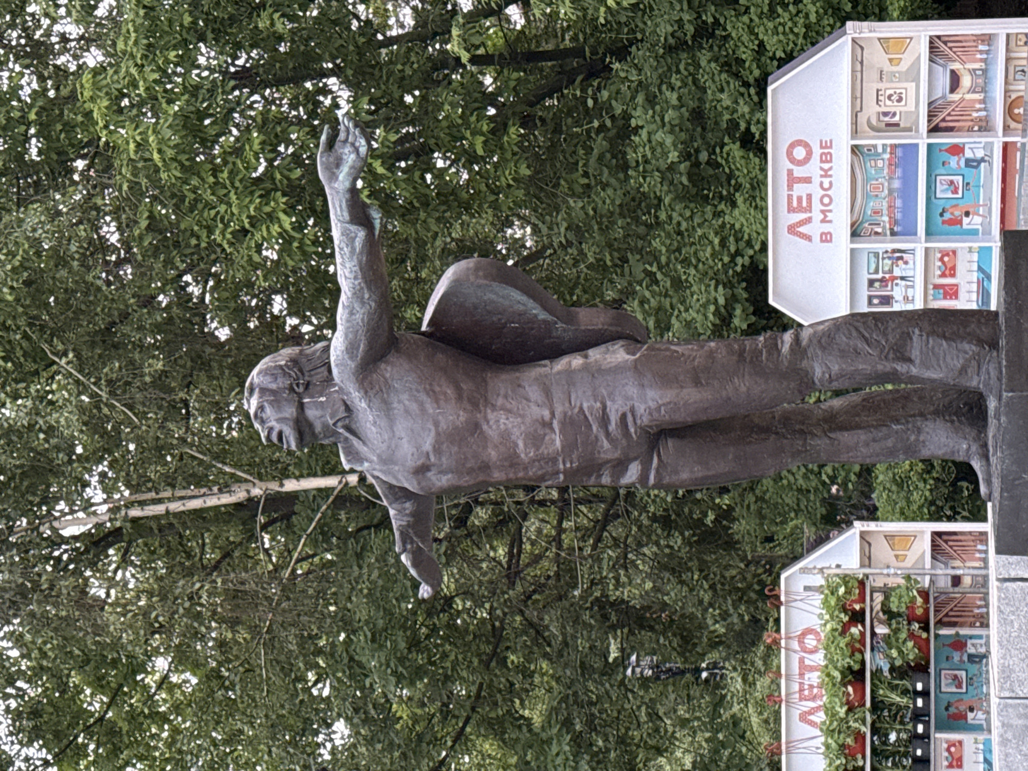 Moscow afternoon walk captures statues, churches, dining scenes