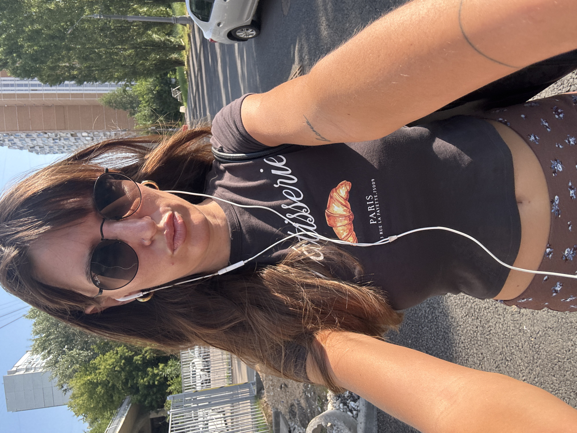 Sunny sidewalk stroll and selfie in Moscow