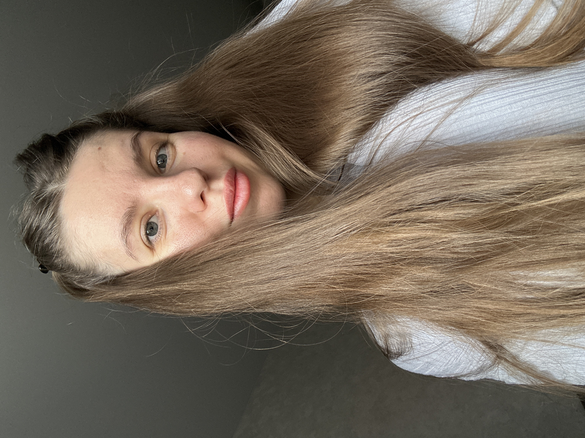 Woman documents morning routine with selfies and skincare in Russia