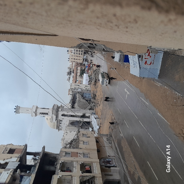 Khan Yunis shows widespread destruction, temporary camps, daily life