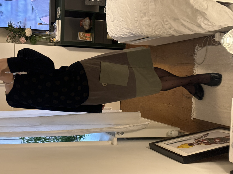 London woman documents morning routine in residential setting