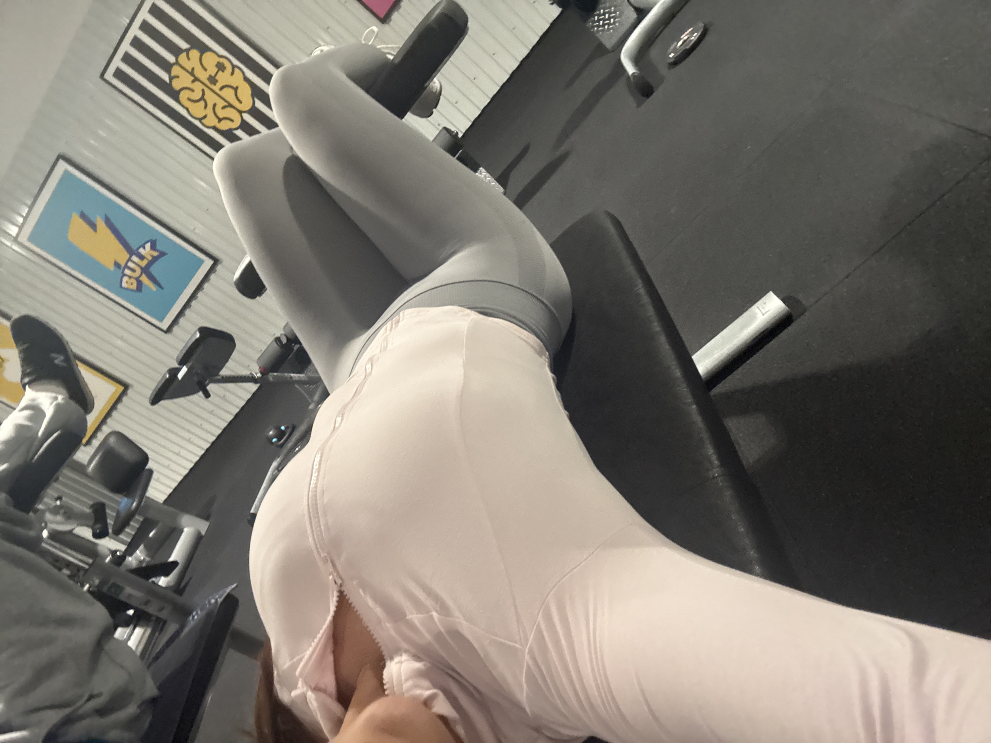 Late-night gym session documented in Mönchengladbach fitness facility
