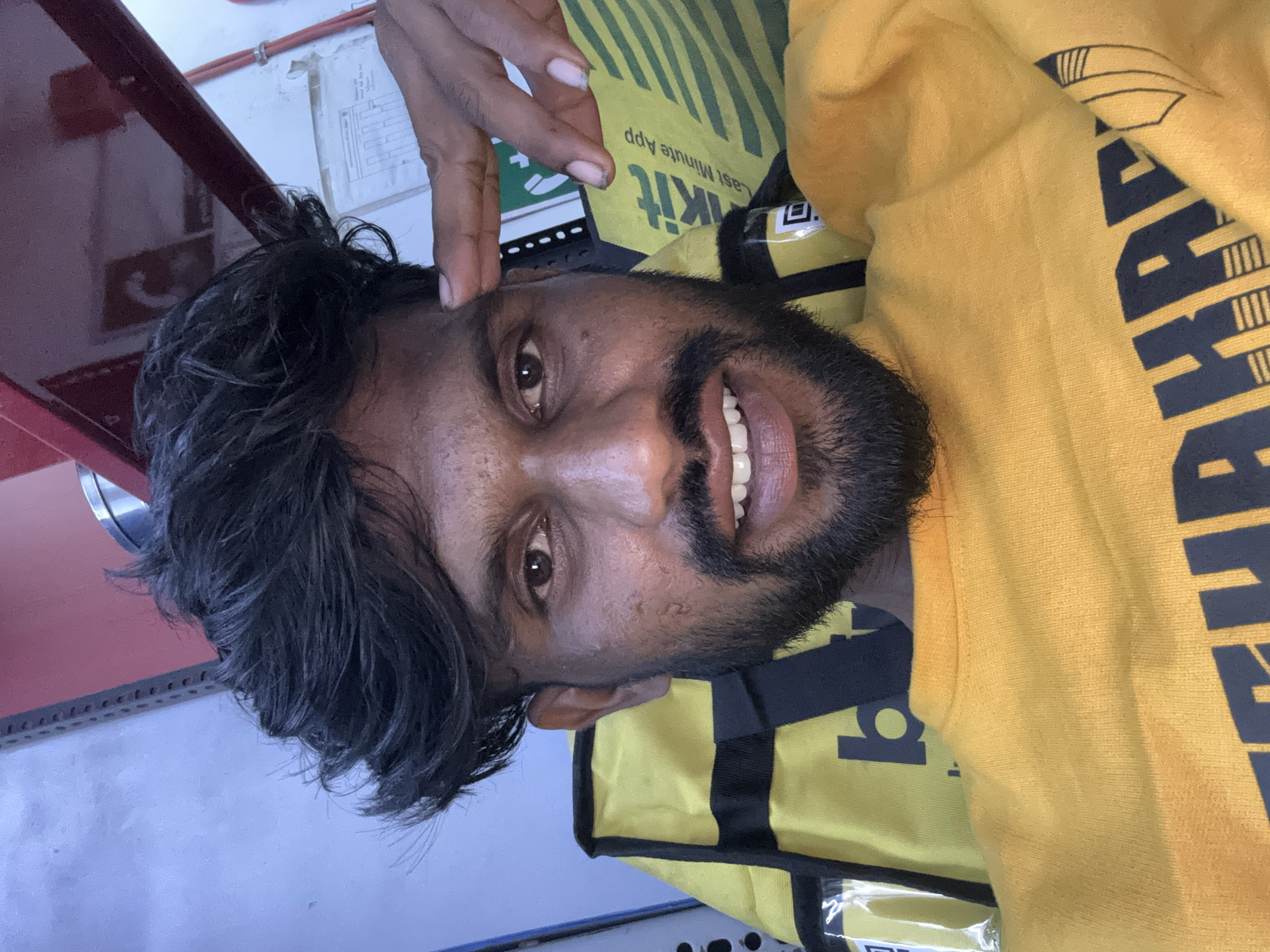 Delivery worker takes break in Palghar, captured in photos
