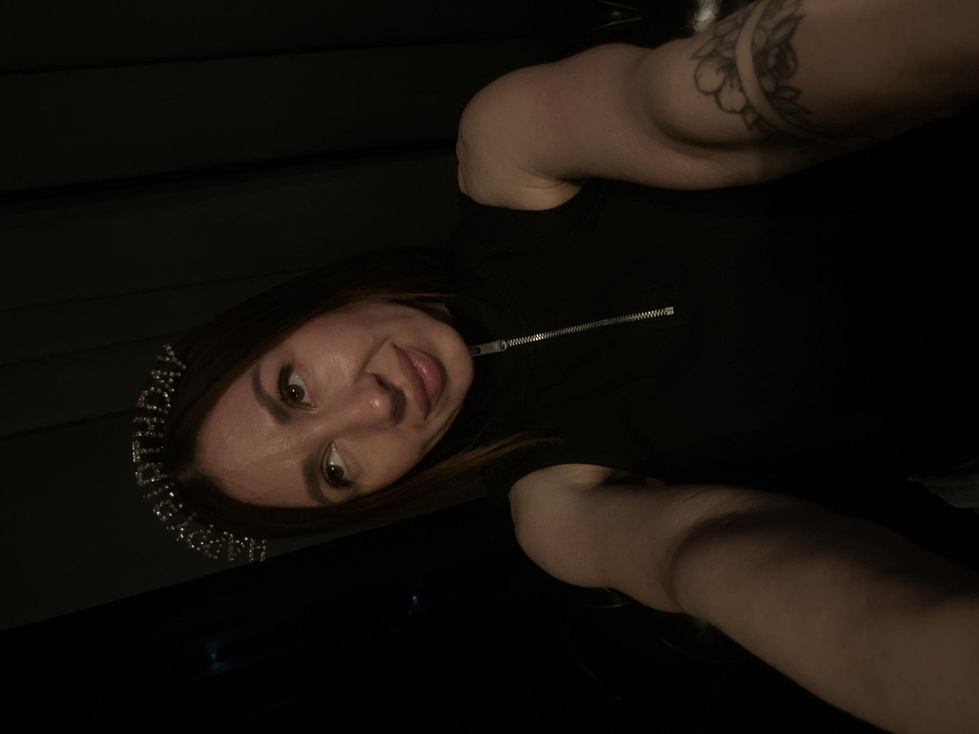Woman celebrates birthday at Votkinsk bar with selfies