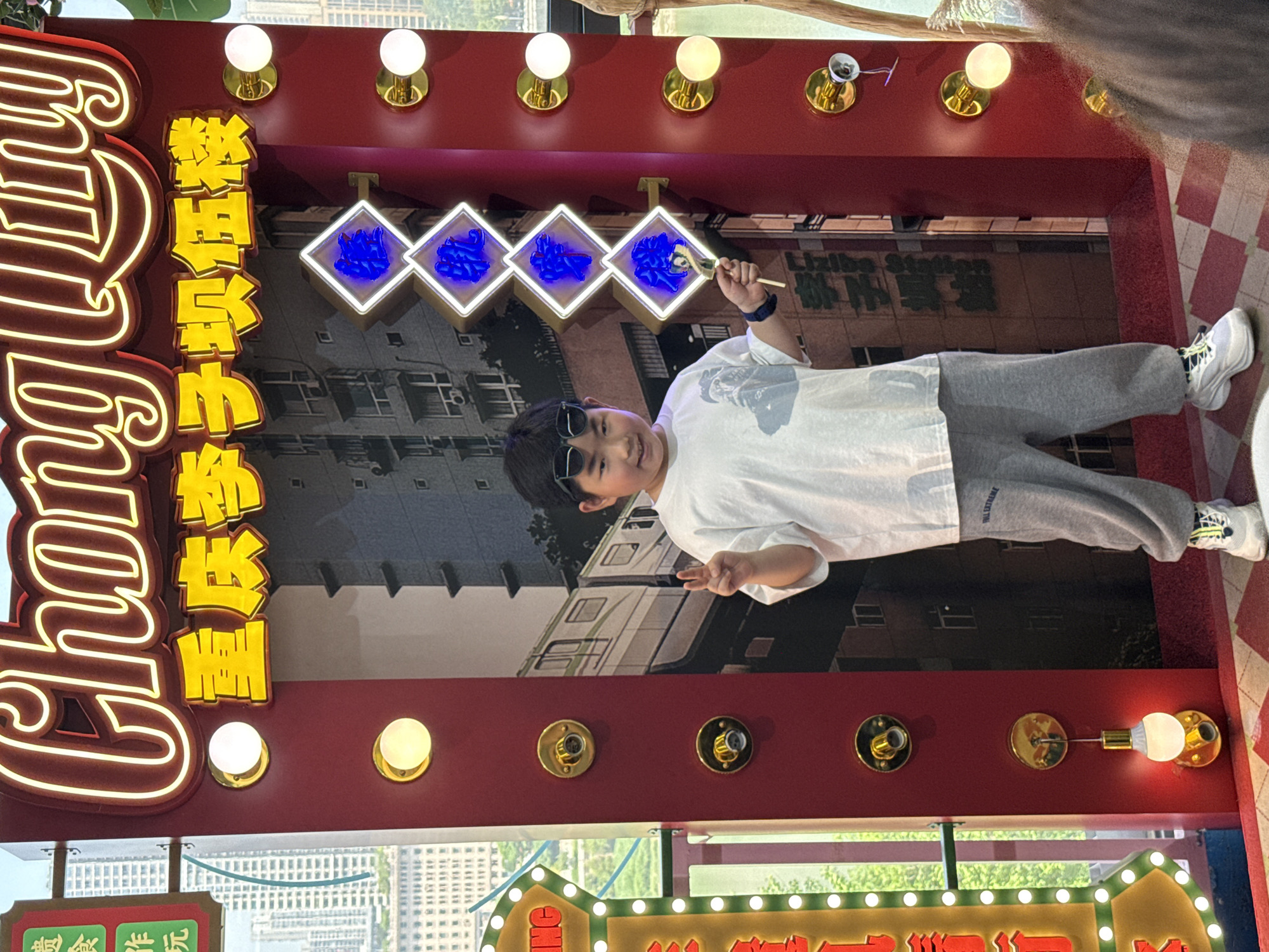 Family visits aquarium exhibit in Yuzhong District