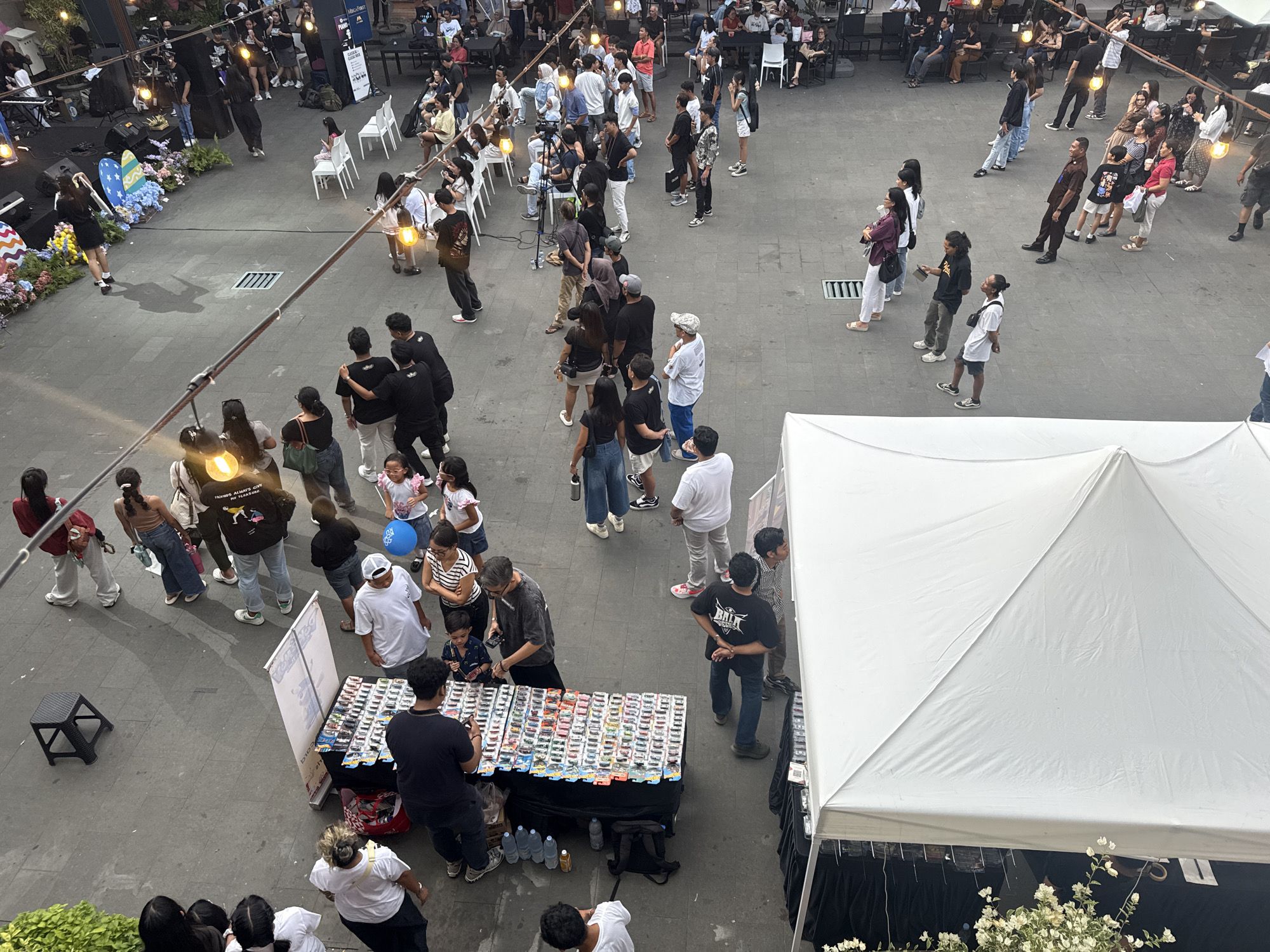 Band performs outdoor show in Kuta commercial courtyard