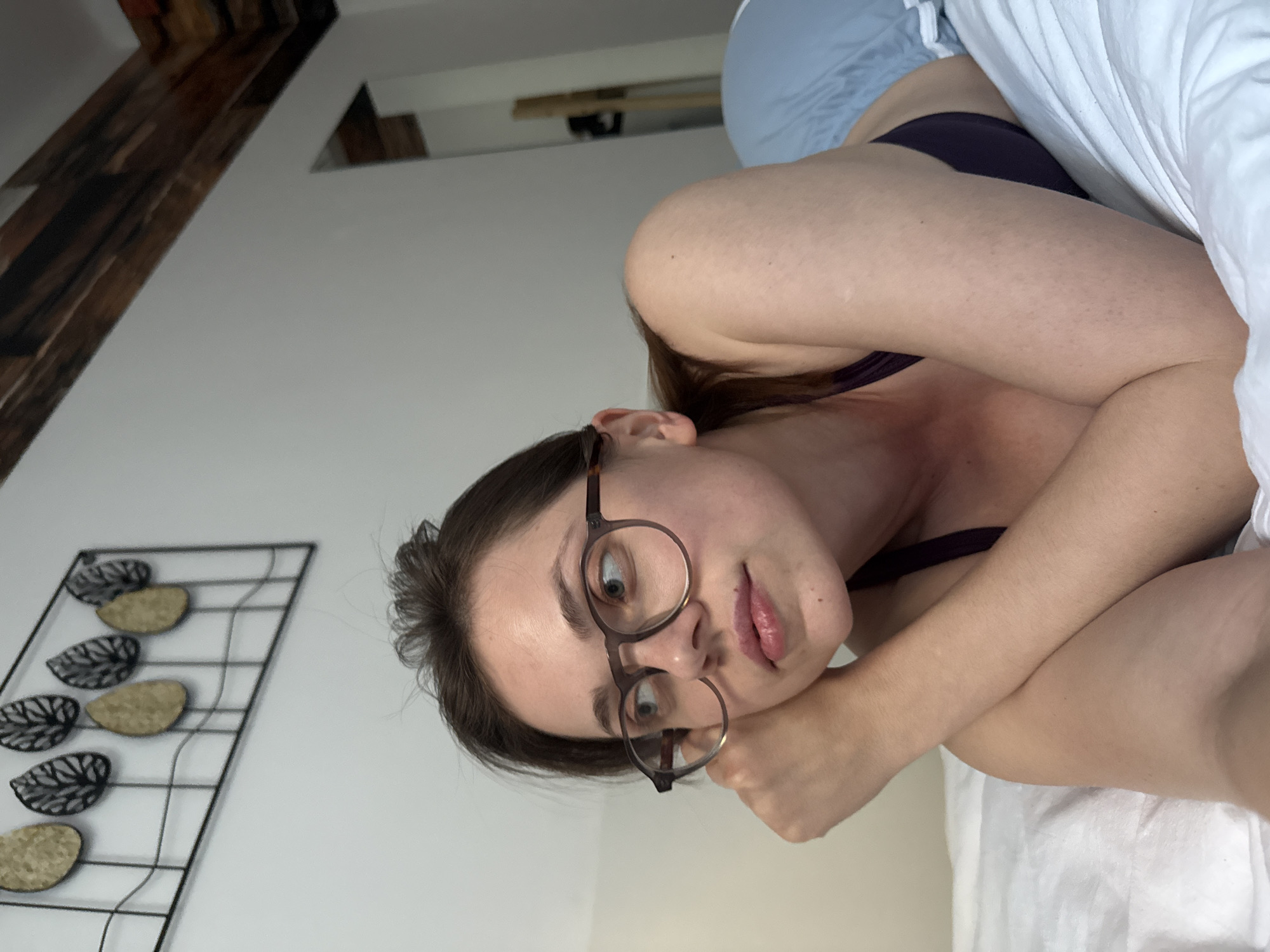 Woman photographs herself in Budapest apartment over two minutes