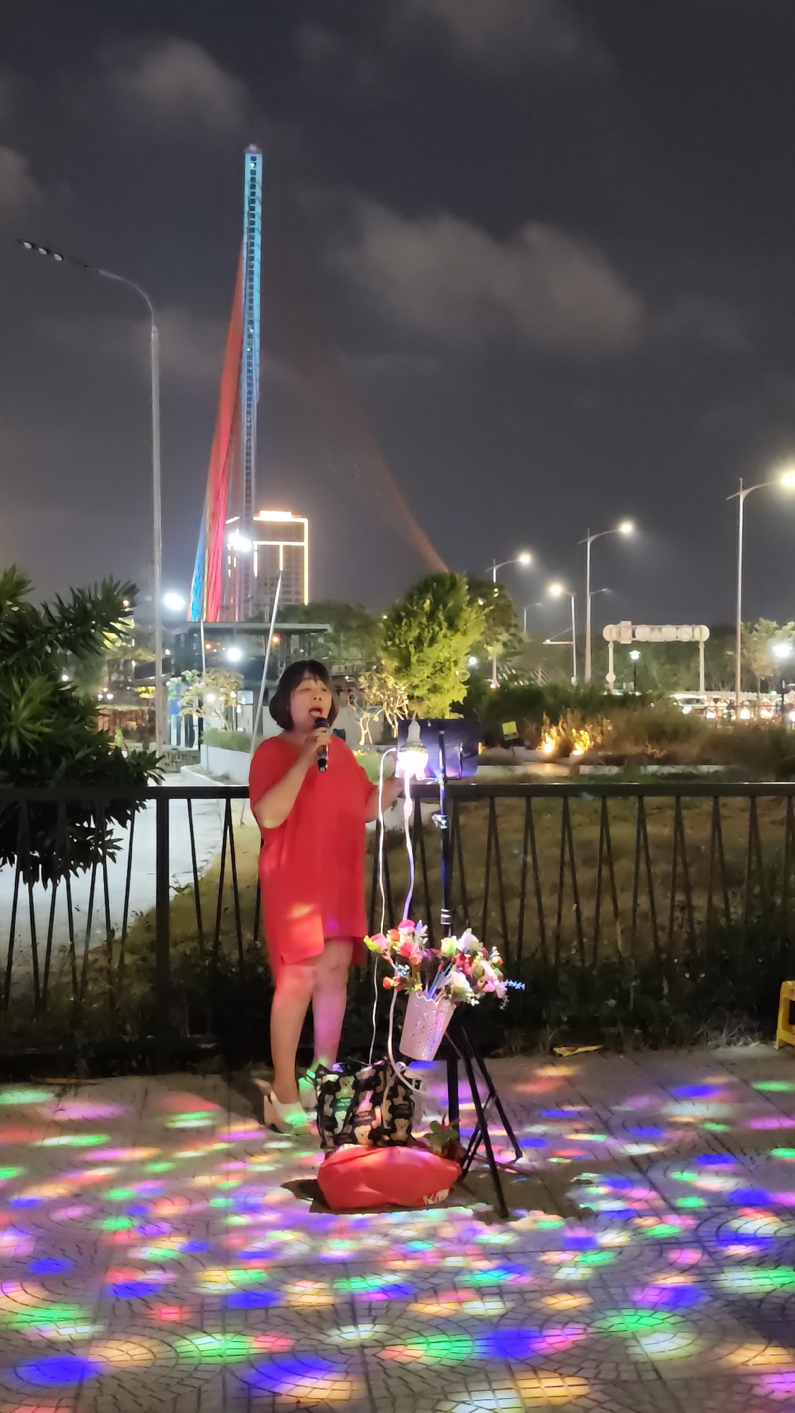 Nighttime street performances and gatherings documented across Đà Nẵng