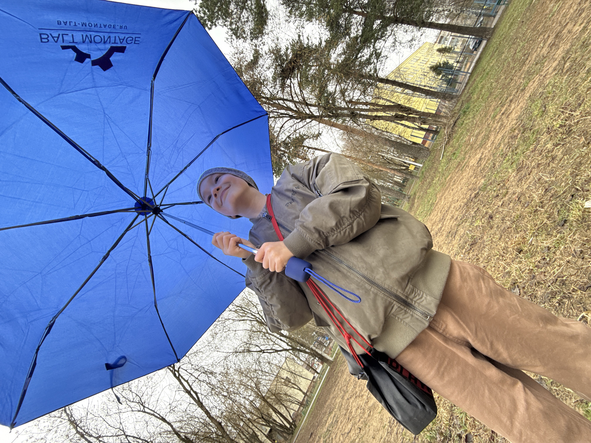 Child with blue umbrella spotted in Dmitrov park