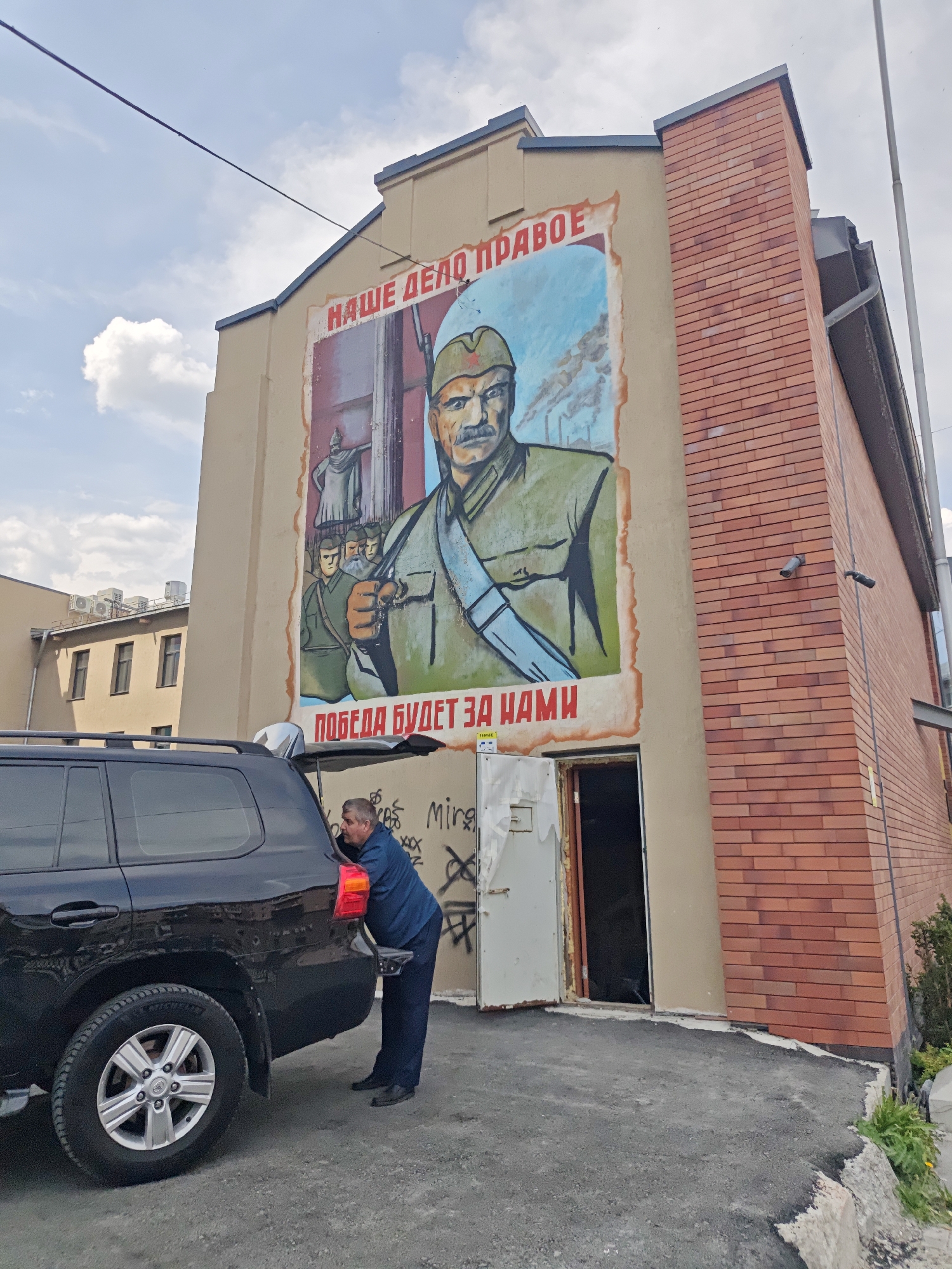 Morning street life documented across Yekaterinburg neighborhoods