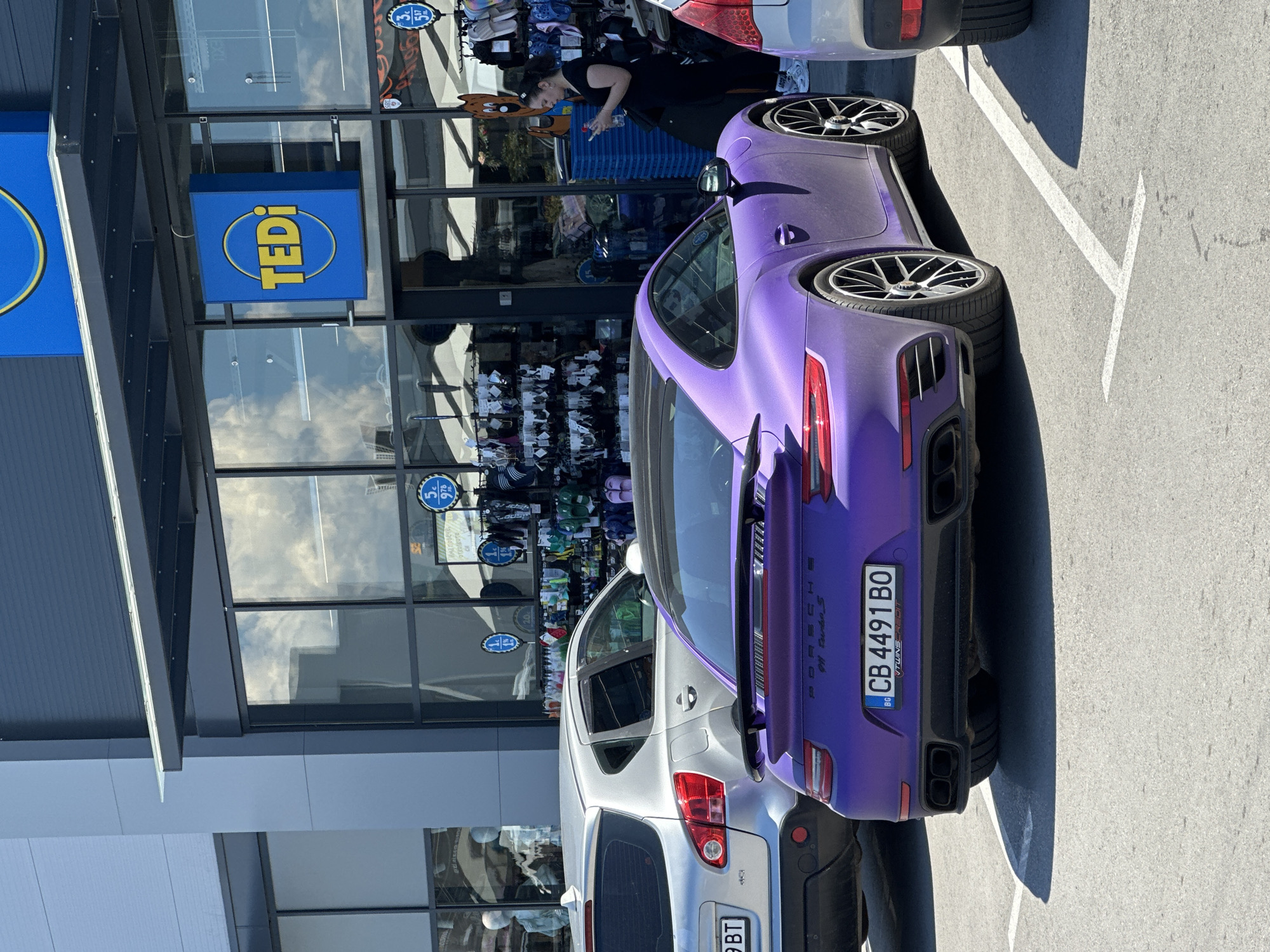 Purple Porsche, luxury cars spotted at Veliko Tarnovo retail locations