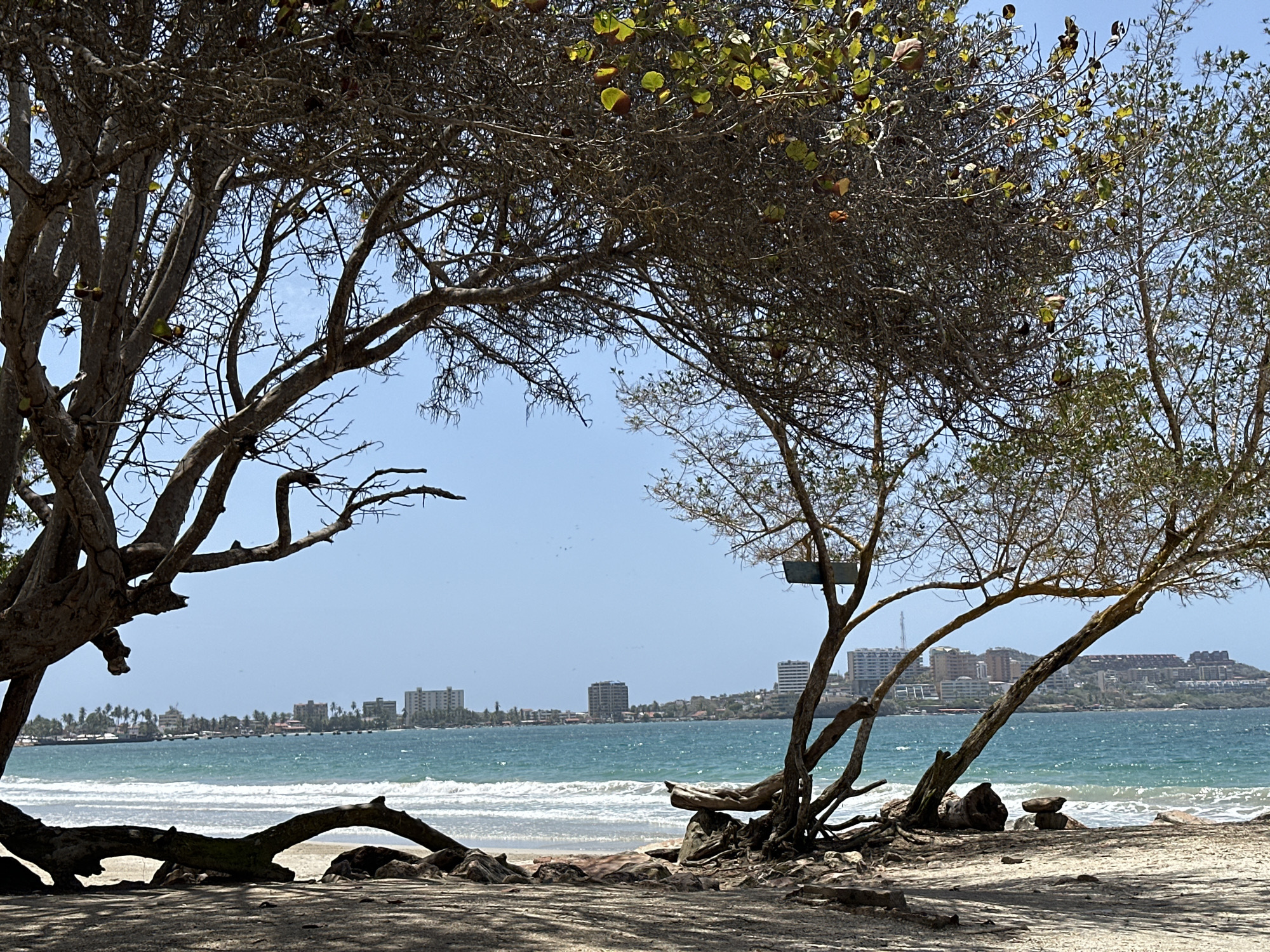 Clear skies, calm seas observed at Pampatar beach