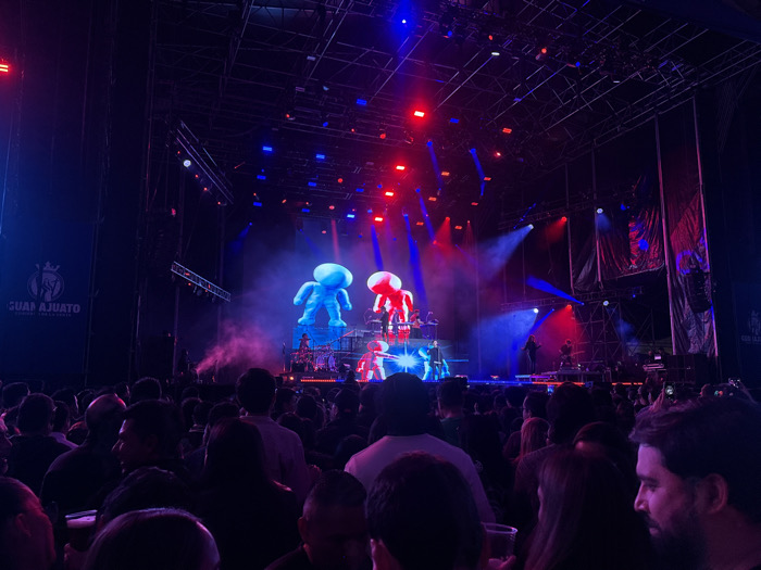 Elaborate nighttime concert with Día de Muertos themes draws crowds in León