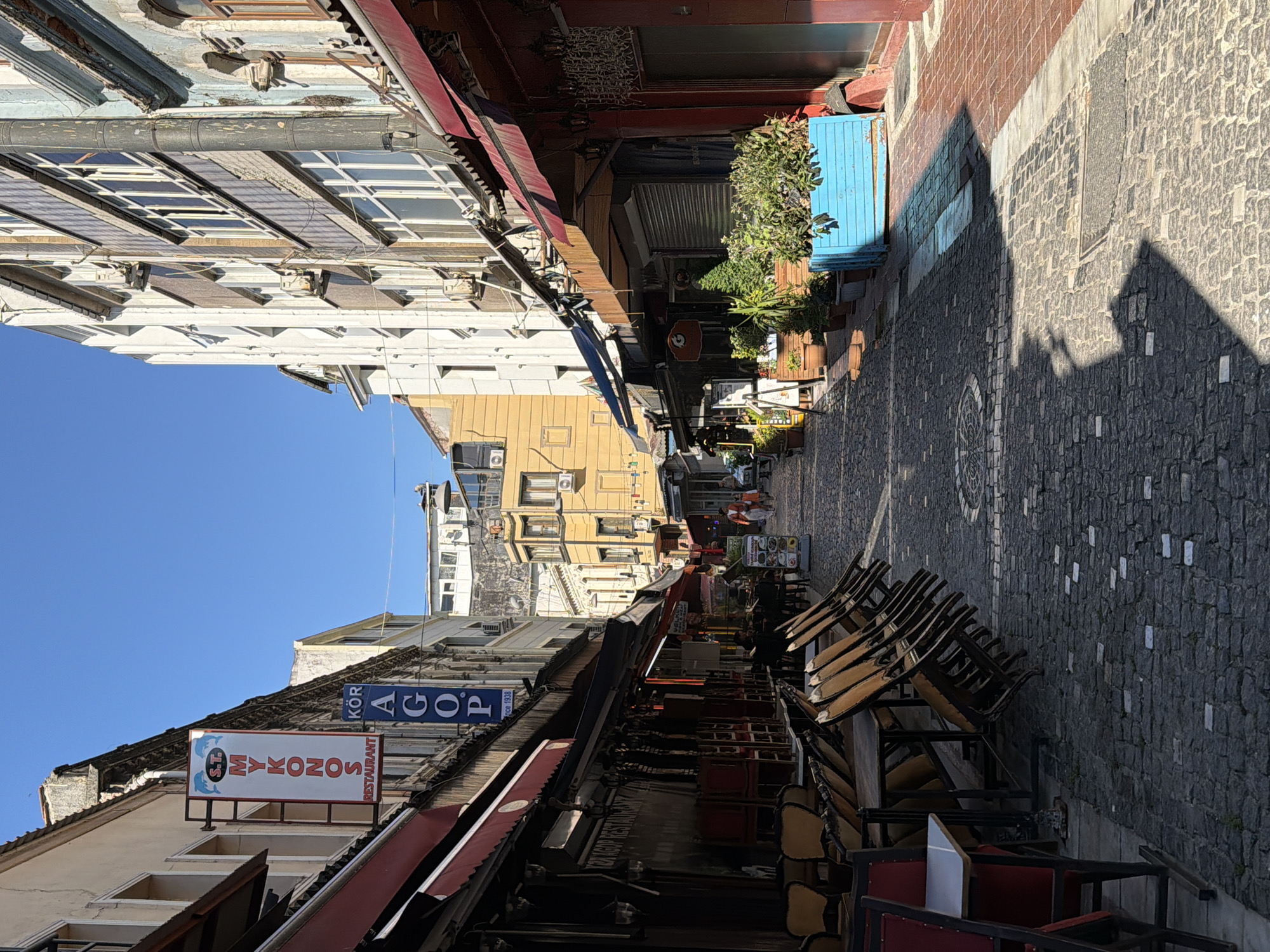 Morning street scenes and cafe cat documented across Istanbul