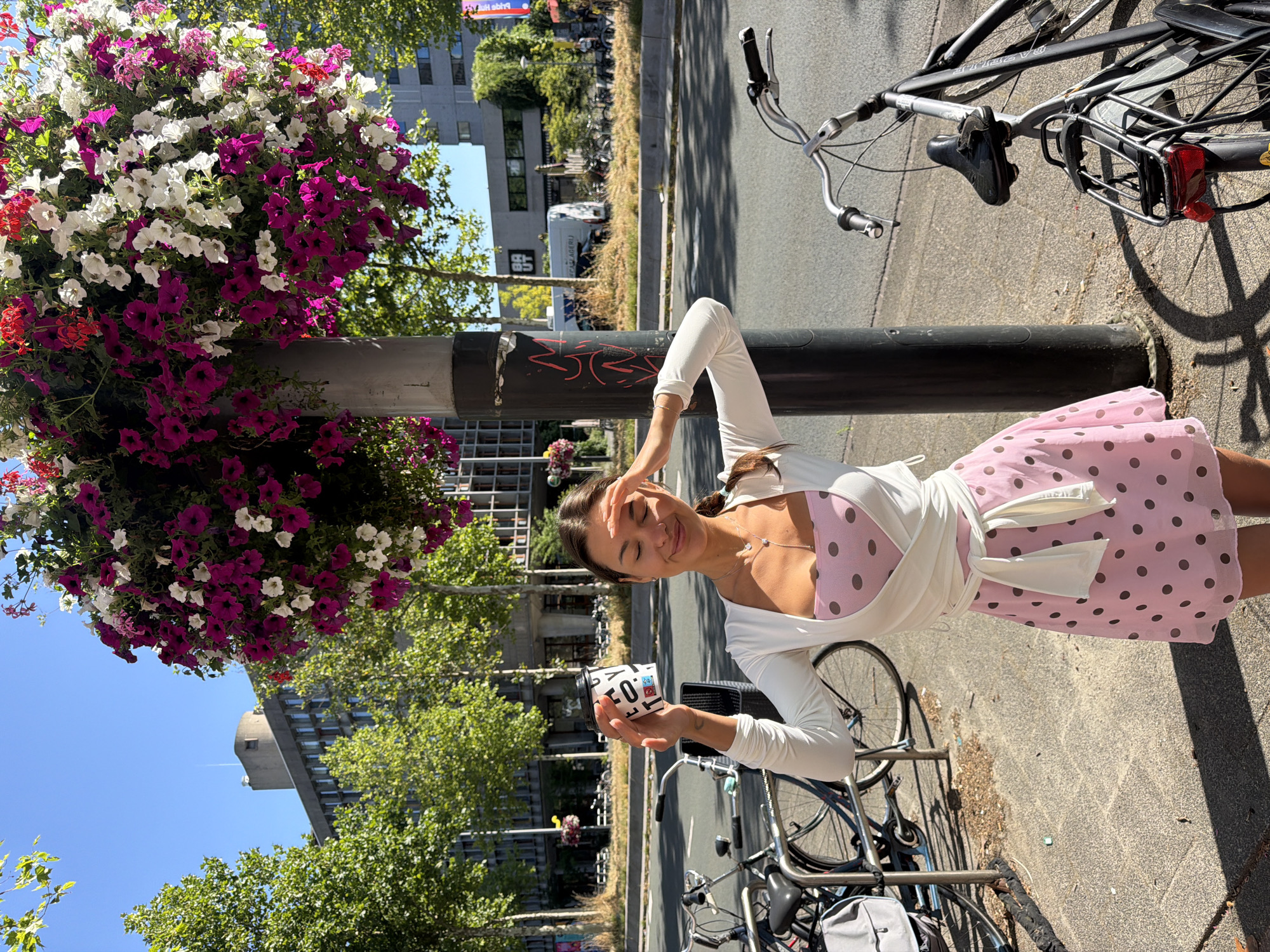 A quiet Amsterdam morning: coffee, a stroll, and park birds