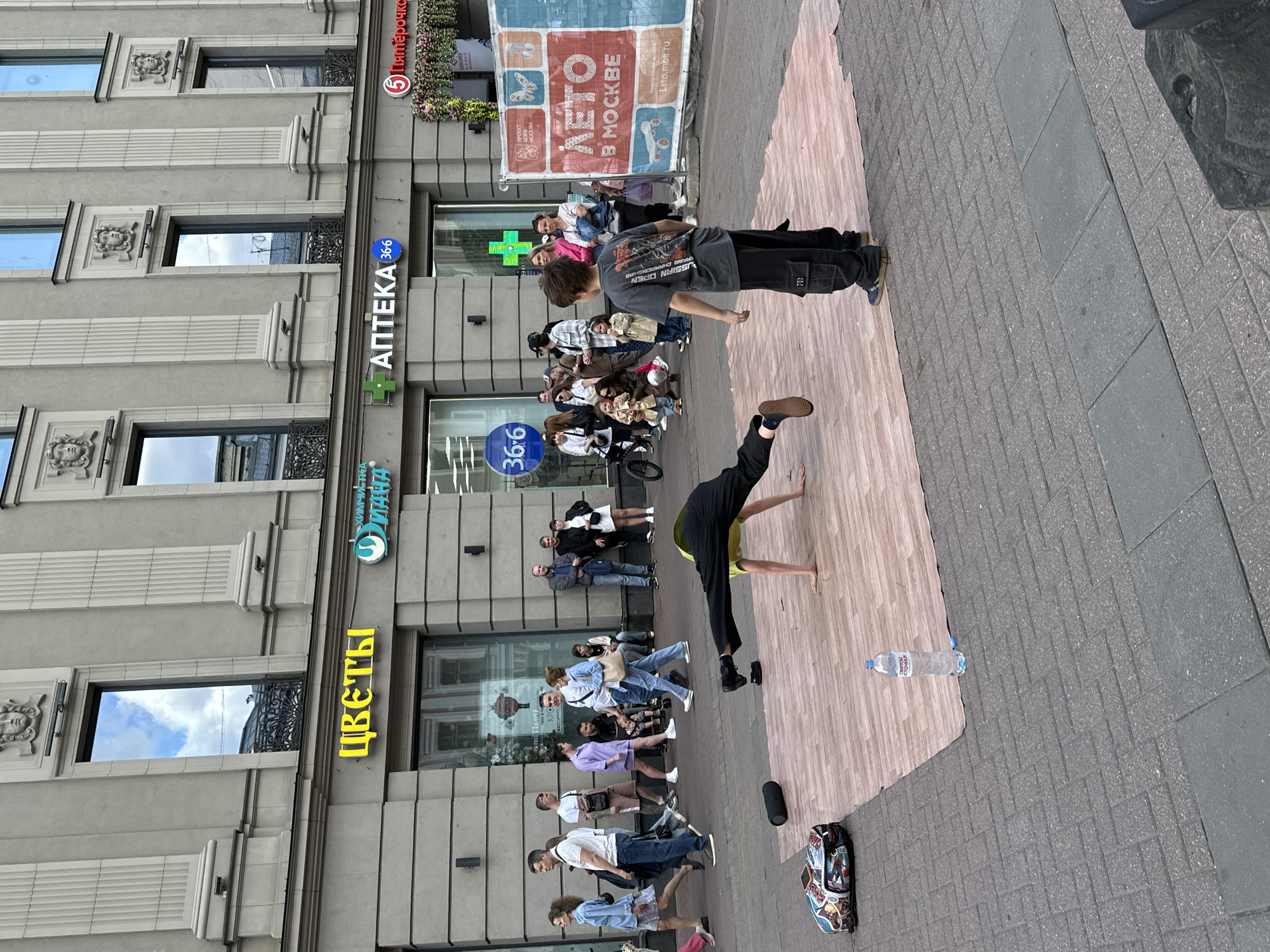 Street performers draw crowds near Moscow theater district