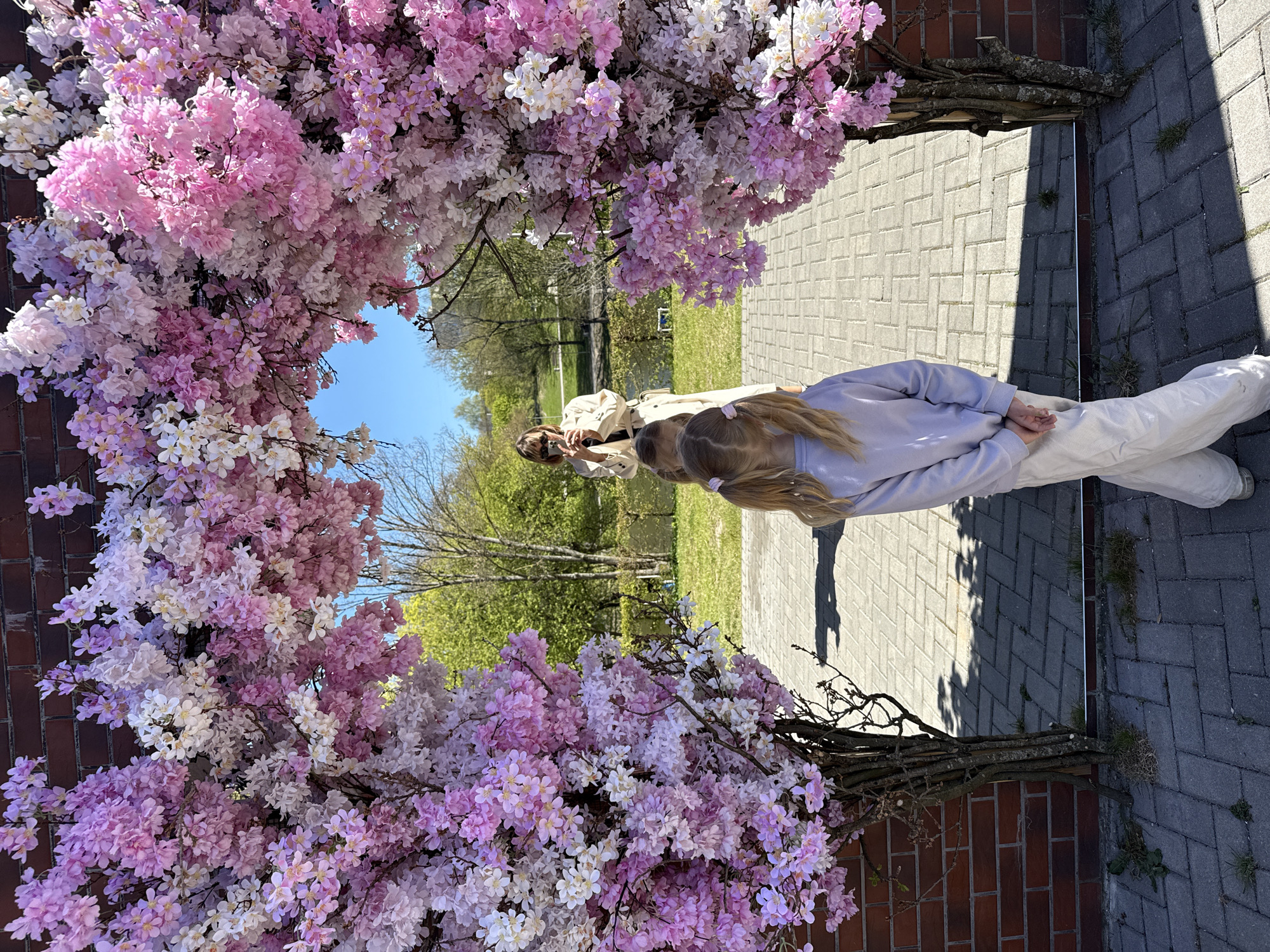 Mother, daughter enjoy spring sightseeing tour in Kaliningrad