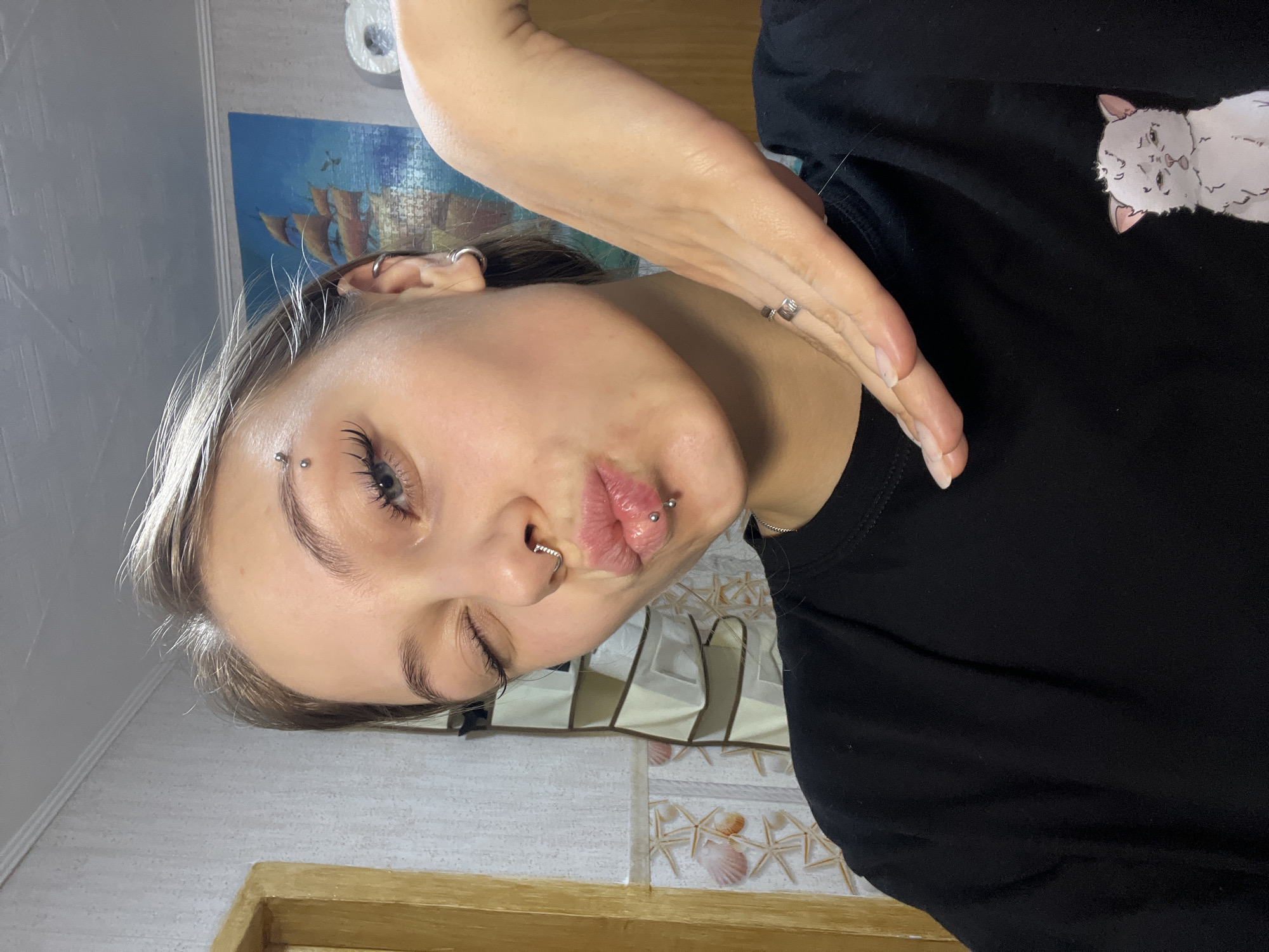 Woman documents early morning moments in selfies in Foki