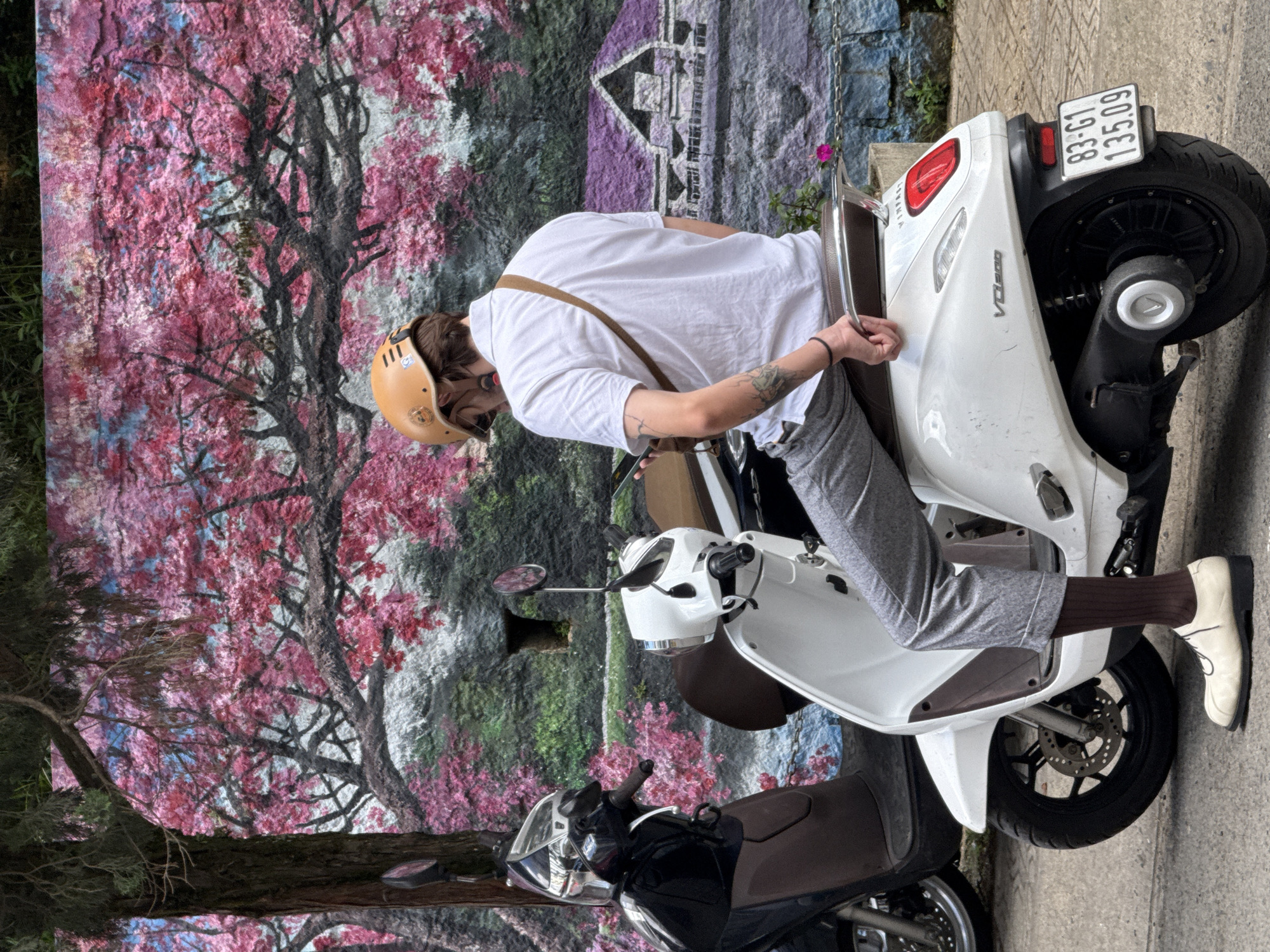 Da Lat street life: hotels, scooters, and city bustle