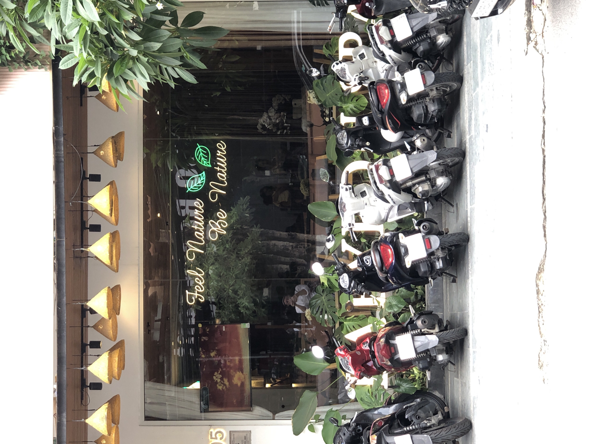 Morning drift through Đà Nẵng streets, cafés, and construction