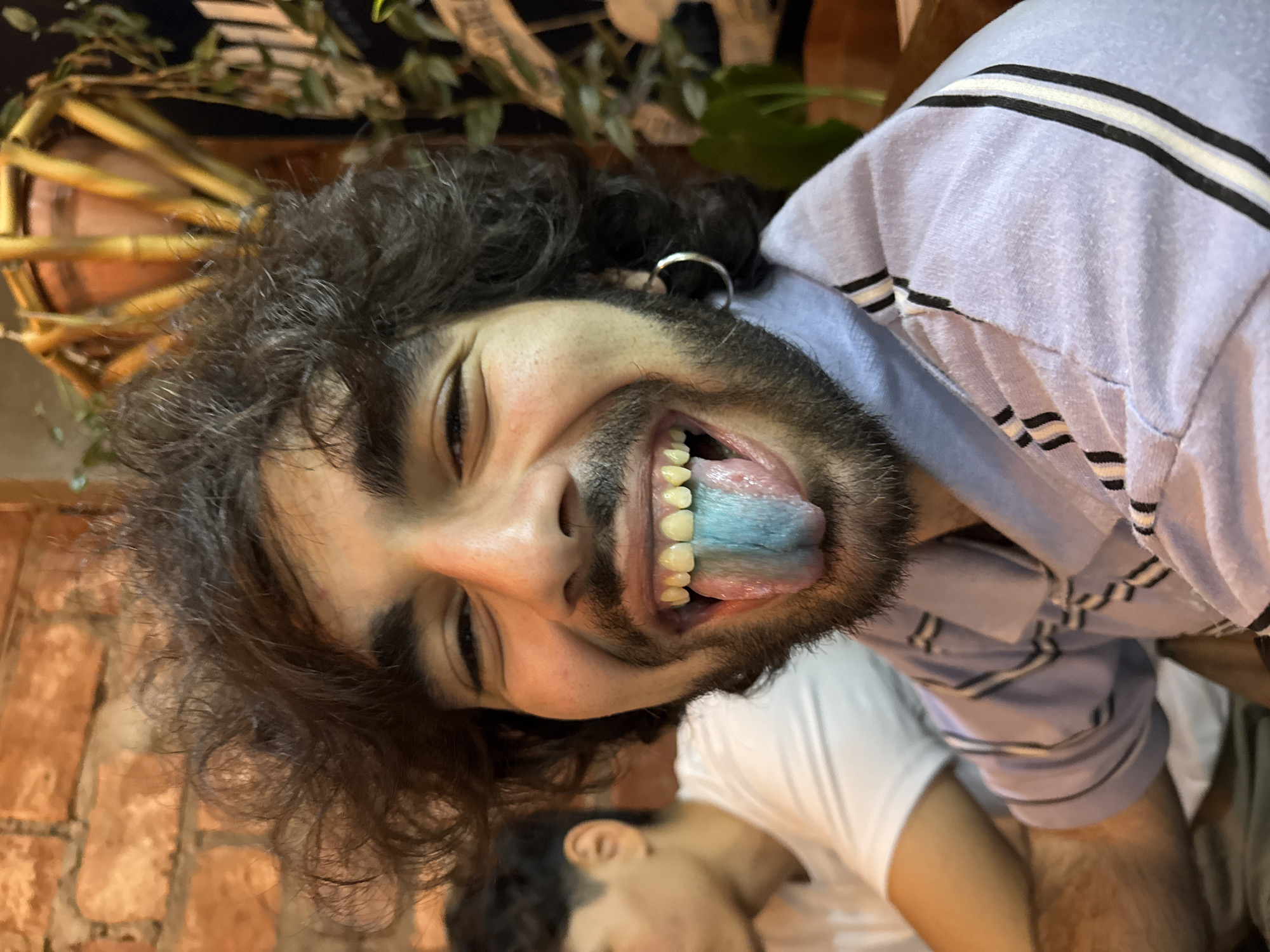 Man displays blue tongue in selfie in Catamarca
