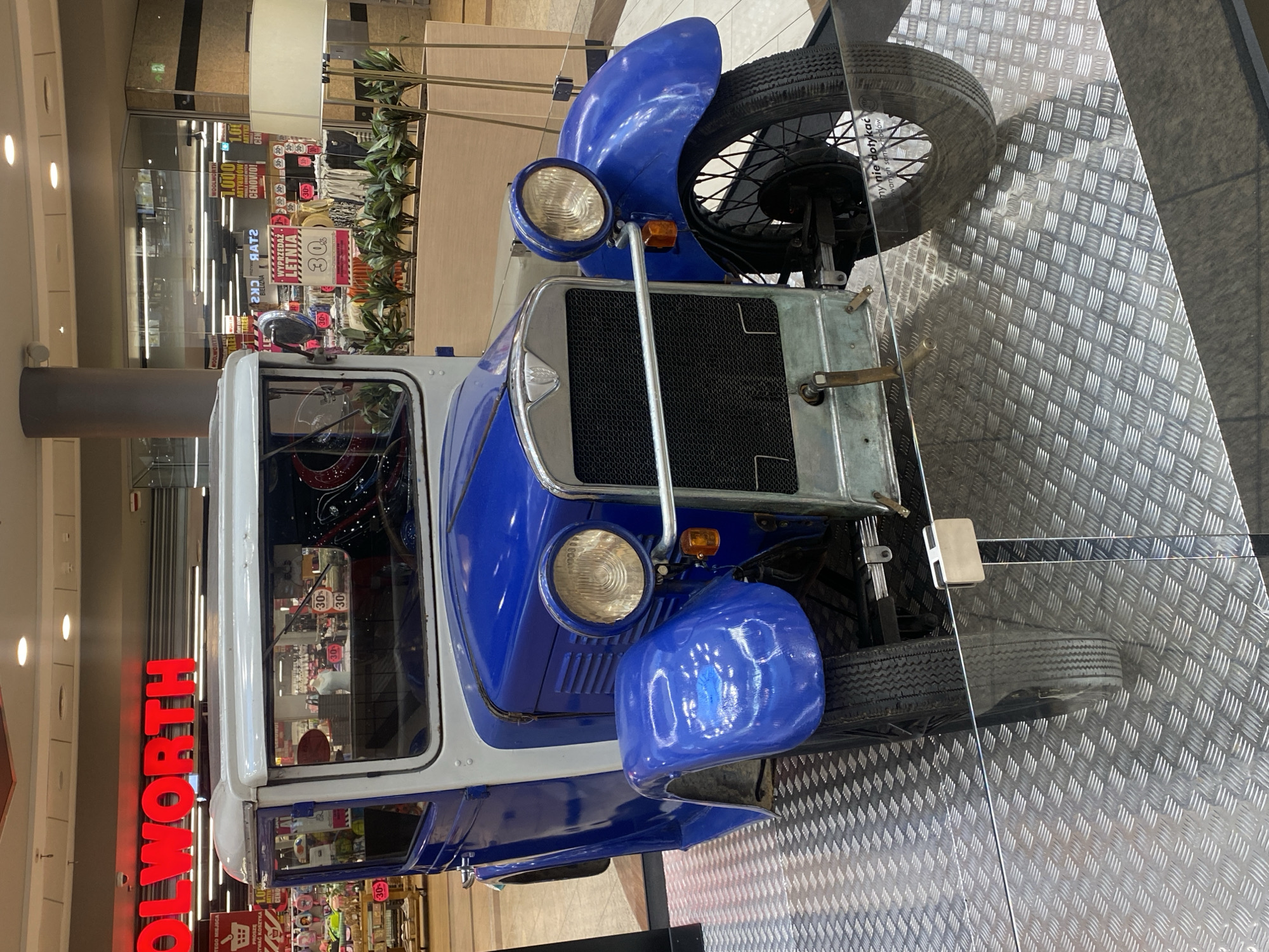 Classic car display inside a Łódź shopping mall