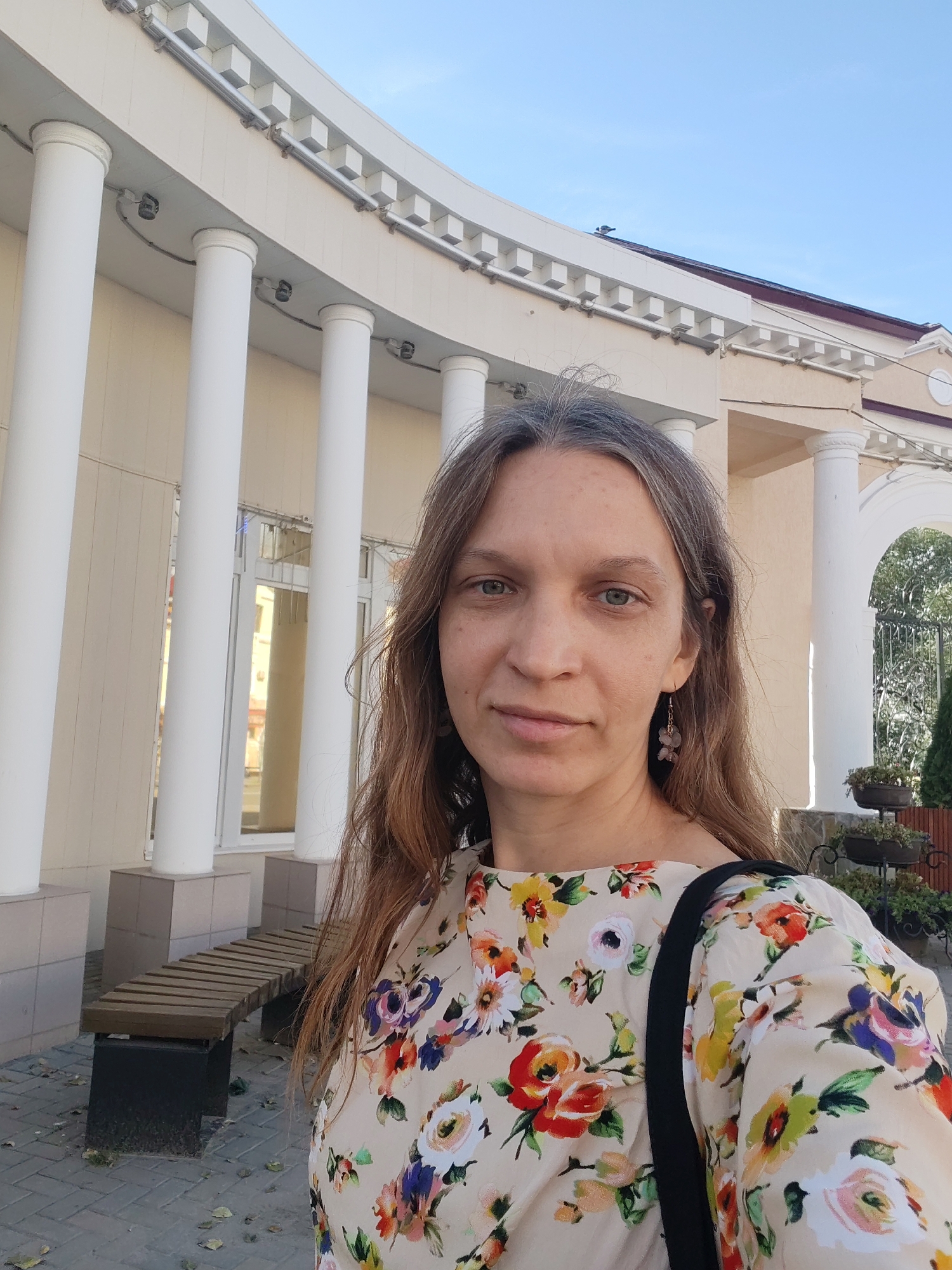 Sunny stroll through a historic park and civic district